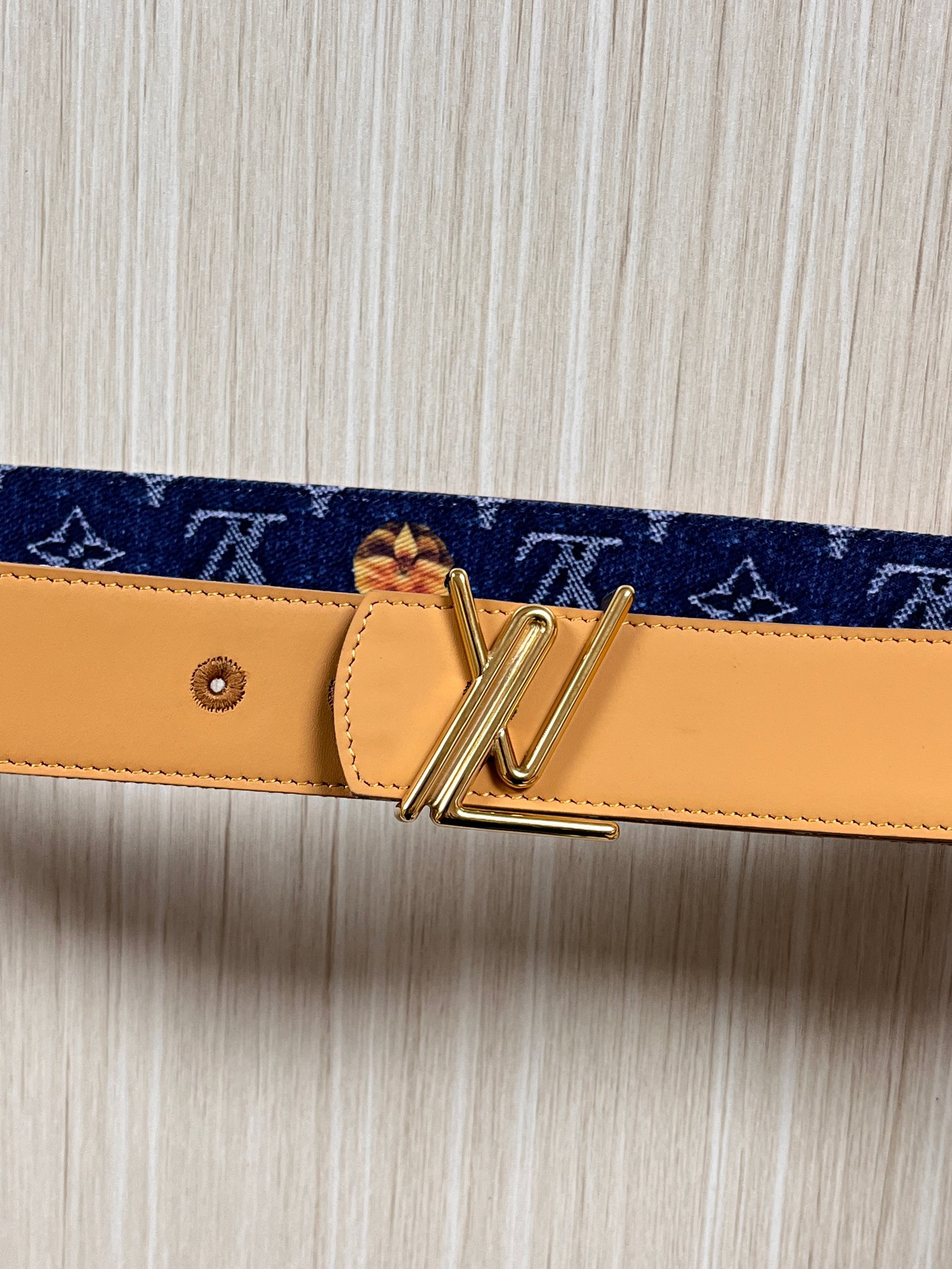 当季新款，正面：牛仔布材质，印有LV经典Monogram老花图案，并点缀彩色花卉印花，复古感拉满- 反面