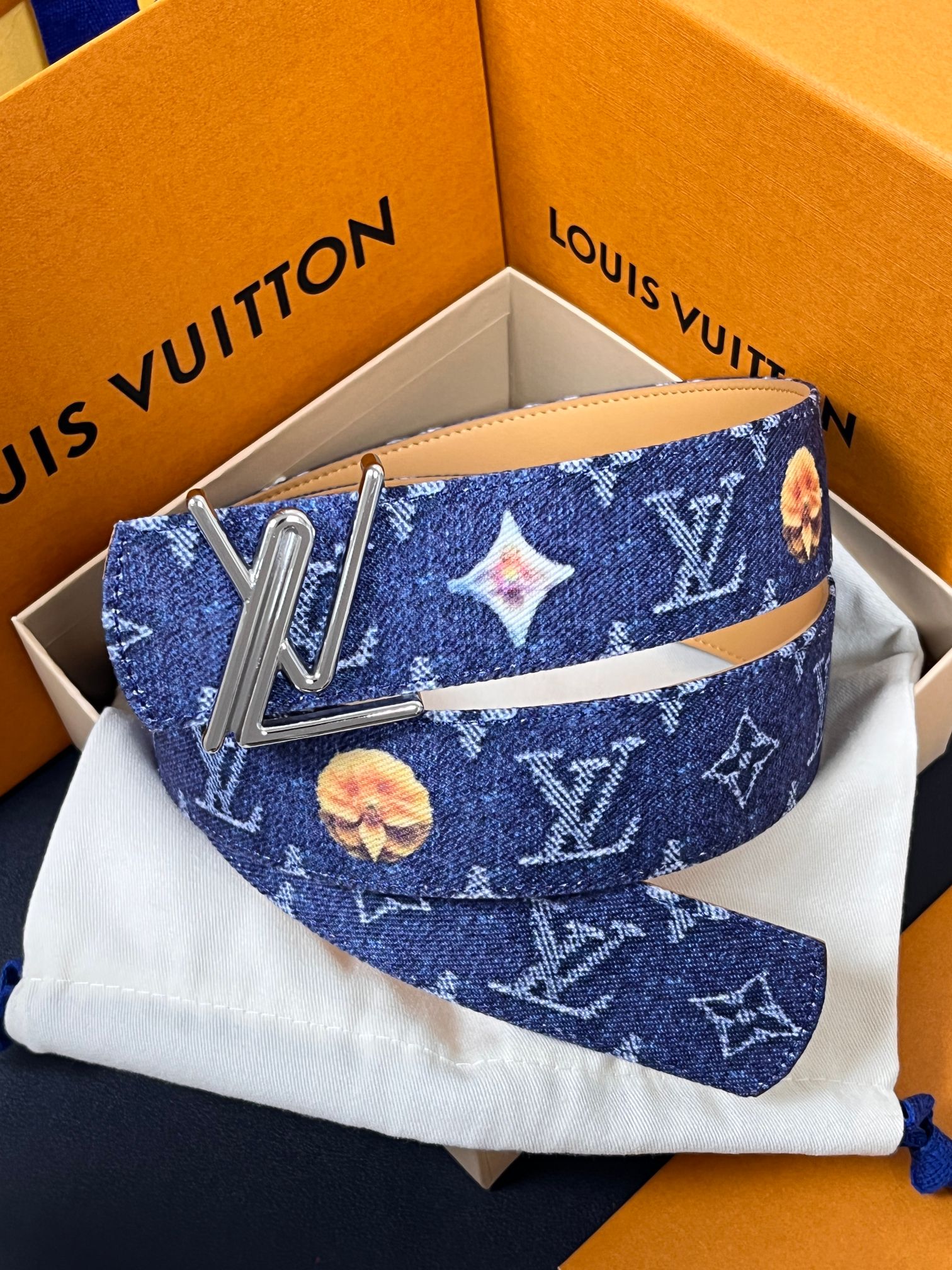 当季新款，正面：牛仔布材质，印有LV经典Monogram老花图案，并点缀彩色花卉印花，复古感拉满- 反面