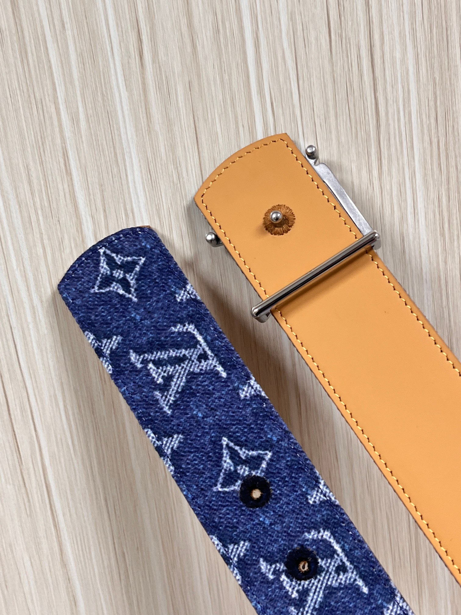 当季新款，正面：牛仔布材质，印有LV经典Monogram老花图案，并点缀彩色花卉印花，复古感拉满- 反面