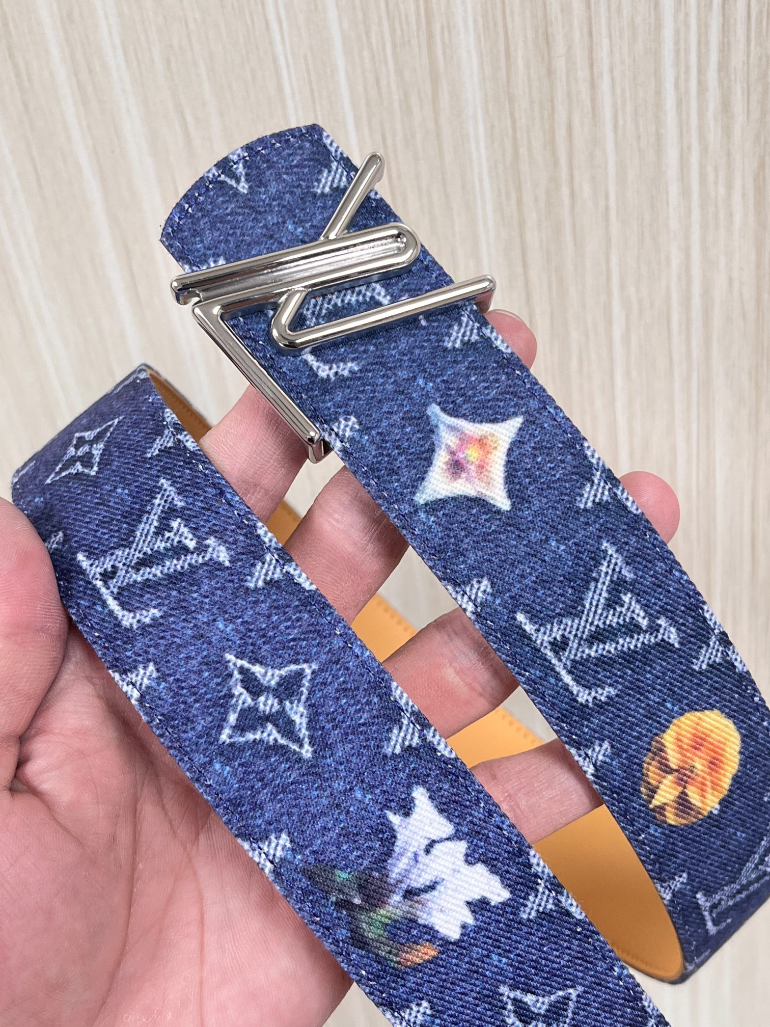 当季新款，正面：牛仔布材质，印有LV经典Monogram老花图案，并点缀彩色花卉印花，复古感拉满- 反面