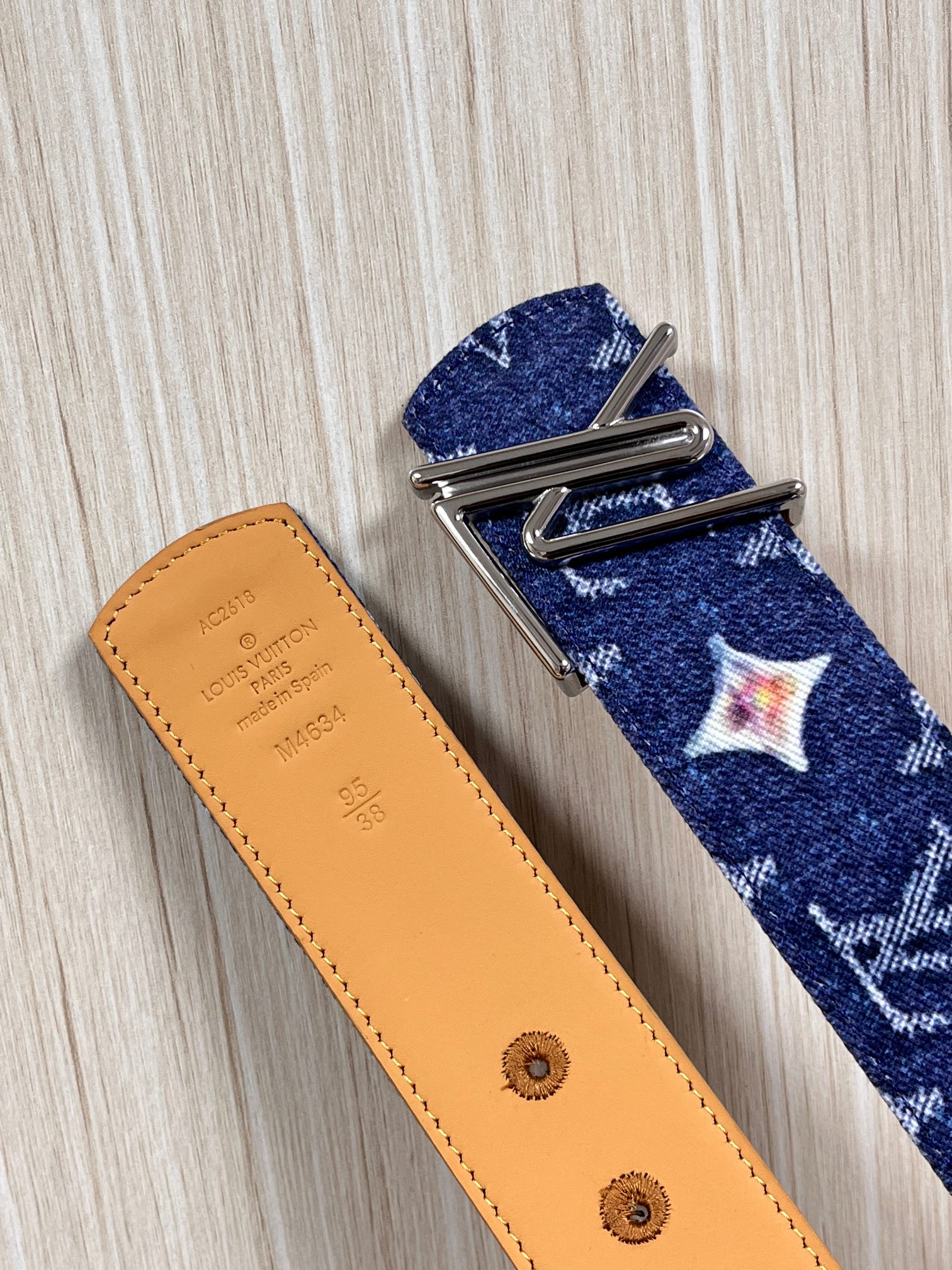 当季新款，正面：牛仔布材质，印有LV经典Monogram老花图案，并点缀彩色花卉印花，复古感拉满- 反面