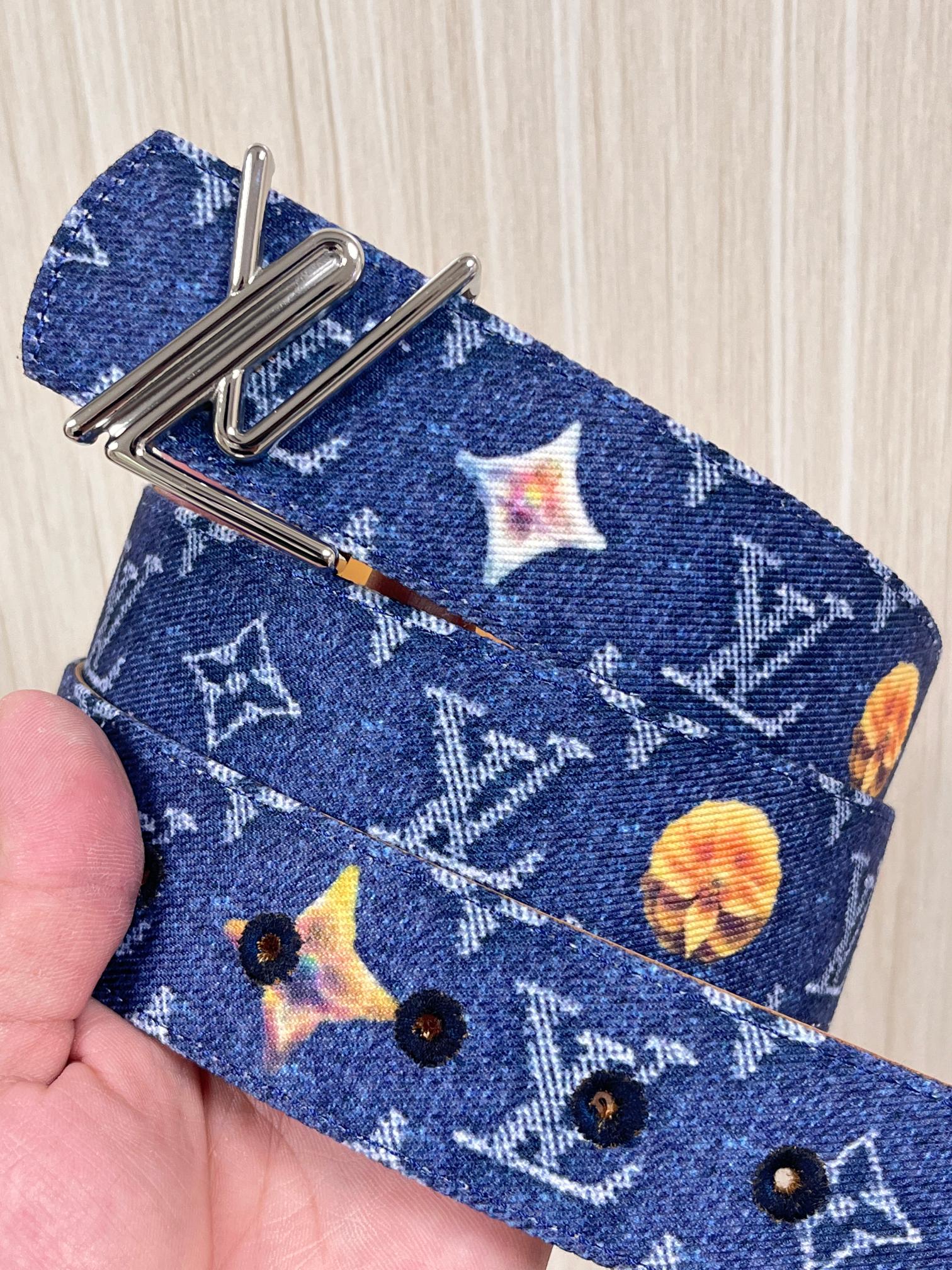 当季新款，正面：牛仔布材质，印有LV经典Monogram老花图案，并点缀彩色花卉印花，复古感拉满- 反面