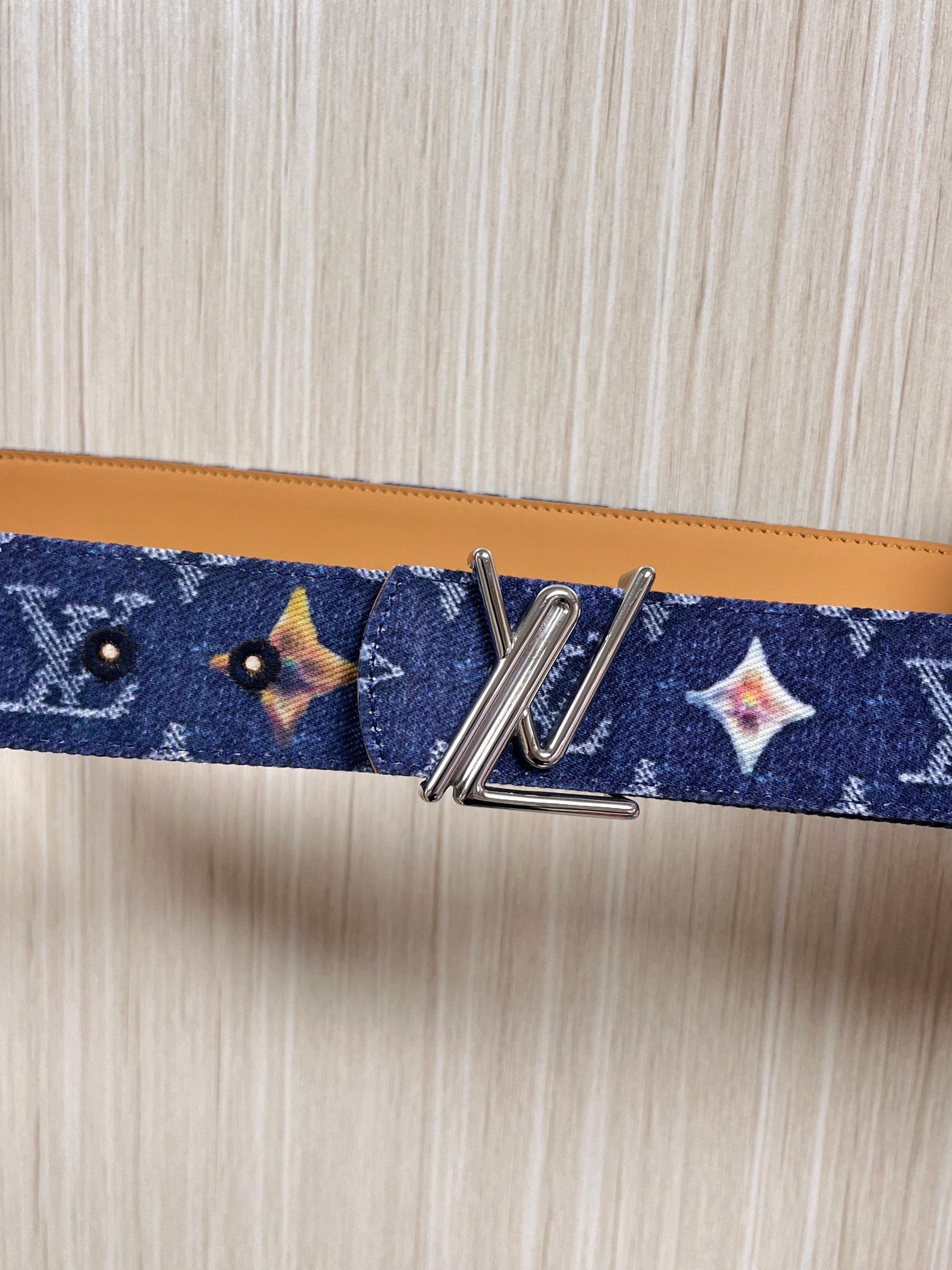 当季新款，正面：牛仔布材质，印有LV经典Monogram老花图案，并点缀彩色花卉印花，复古感拉满- 反面