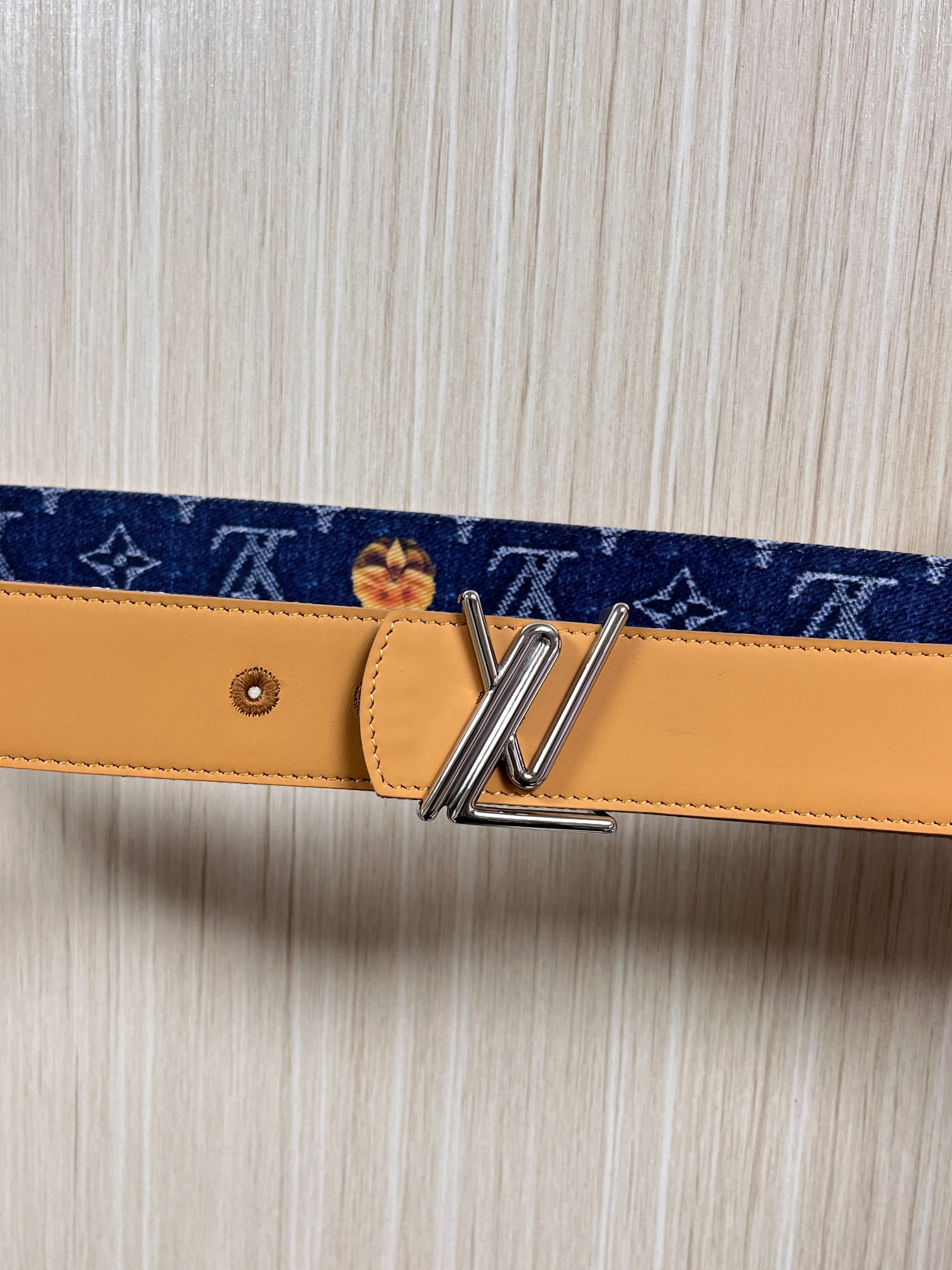 当季新款，正面：牛仔布材质，印有LV经典Monogram老花图案，并点缀彩色花卉印花，复古感拉满- 反面