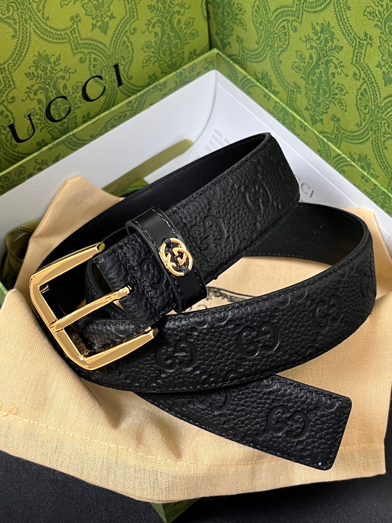 当季新款，中性色调精致牛皮革与方形搭扣完美合璧，不经意间散发商务正装风范。这款宽版腰带精选光面牛皮革制作