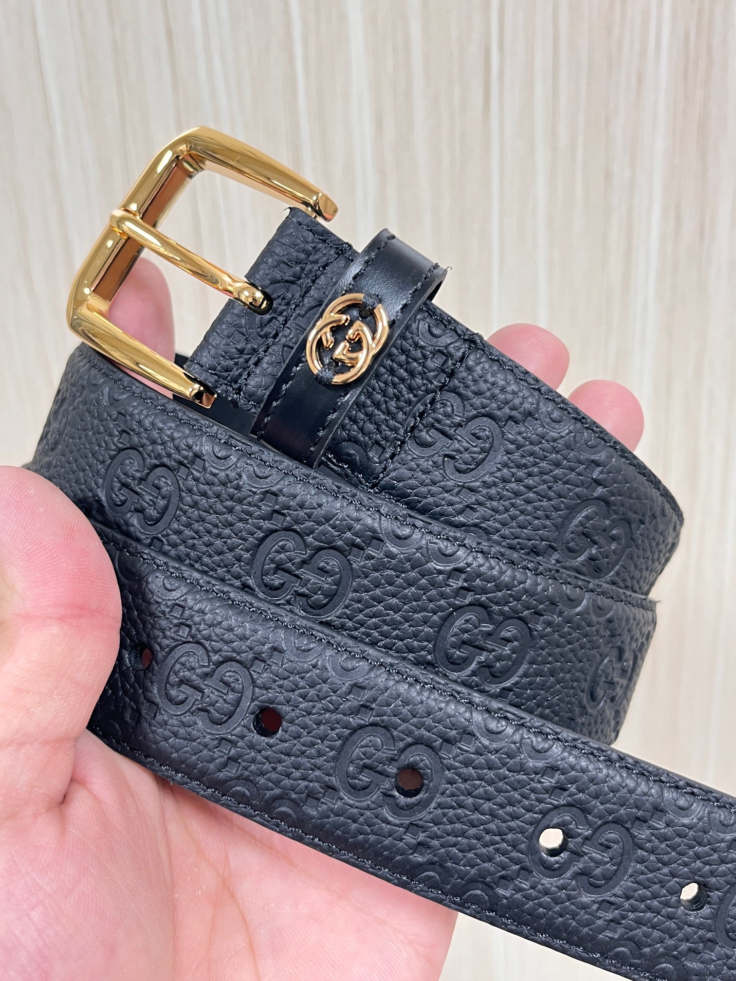 当季新款，中性色调精致牛皮革与方形搭扣完美合璧，不经意间散发商务正装风范。这款宽版腰带精选光面牛皮革制作