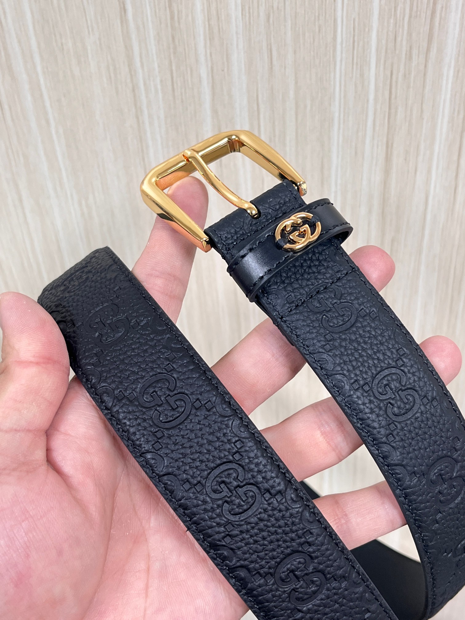 当季新款，中性色调精致牛皮革与方形搭扣完美合璧，不经意间散发商务正装风范。这款宽版腰带精选光面牛皮革制作