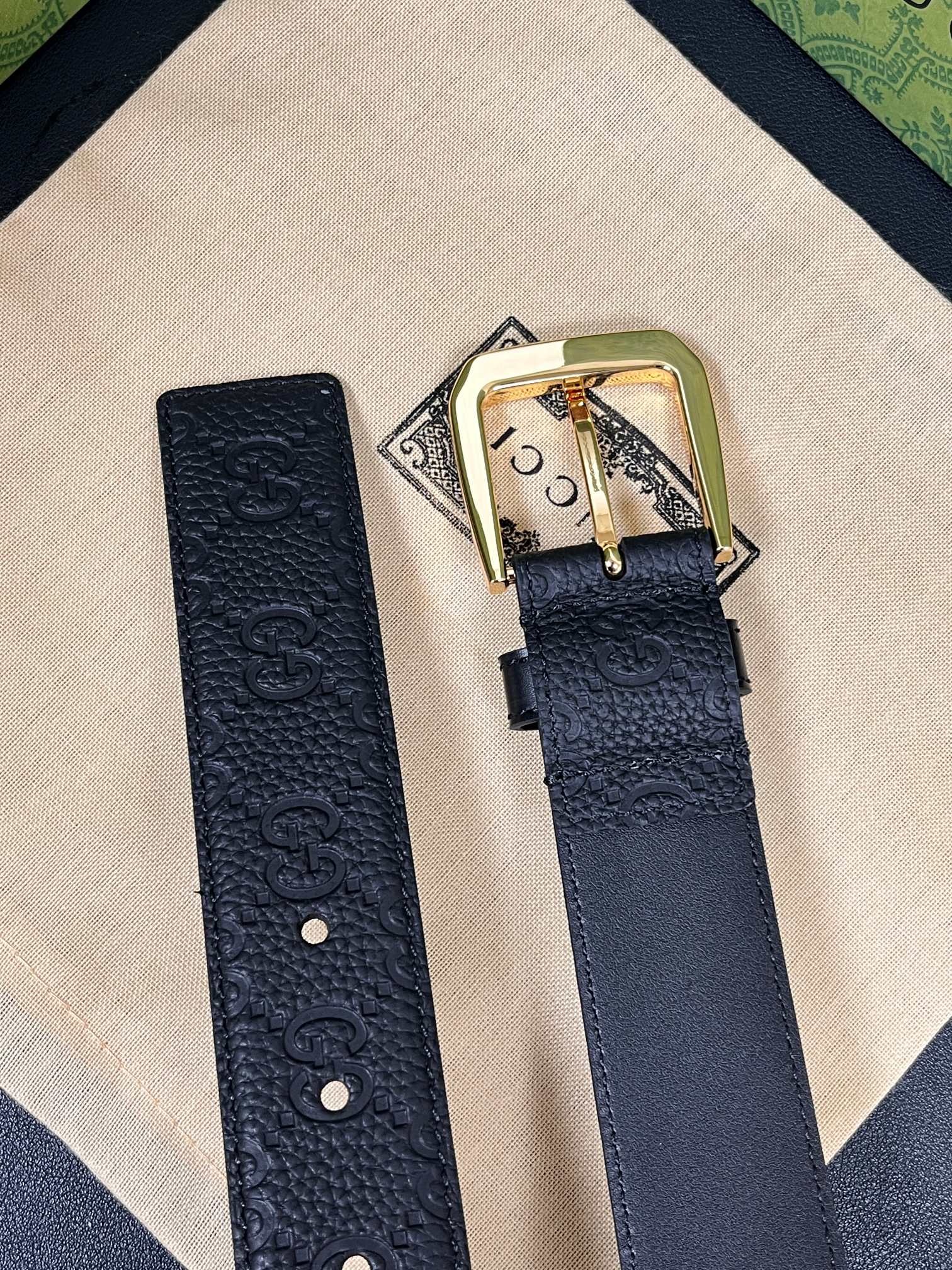 当季新款，中性色调精致牛皮革与方形搭扣完美合璧，不经意间散发商务正装风范。这款宽版腰带精选光面牛皮革制作