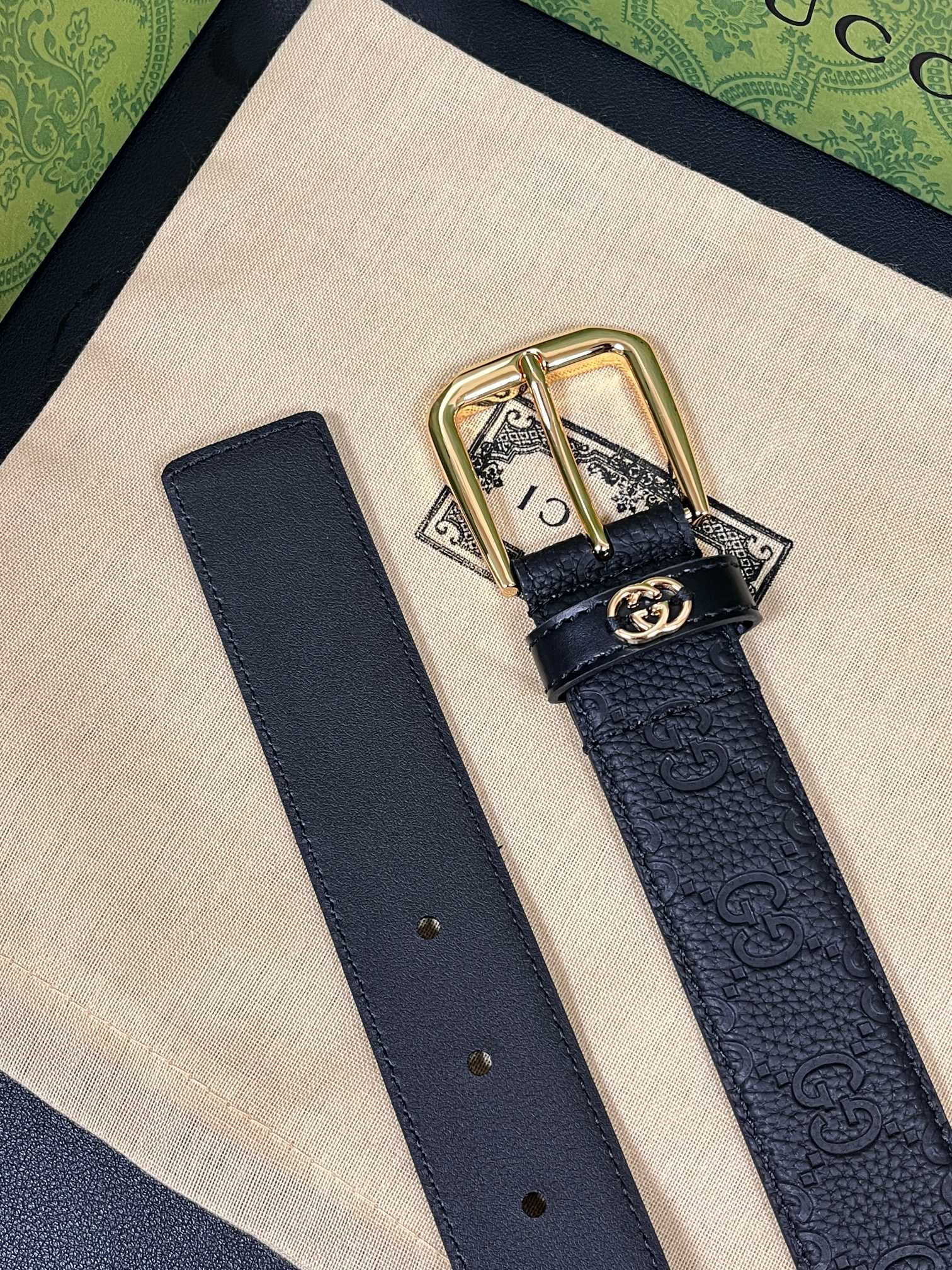 当季新款，中性色调精致牛皮革与方形搭扣完美合璧，不经意间散发商务正装风范。这款宽版腰带精选光面牛皮革制作