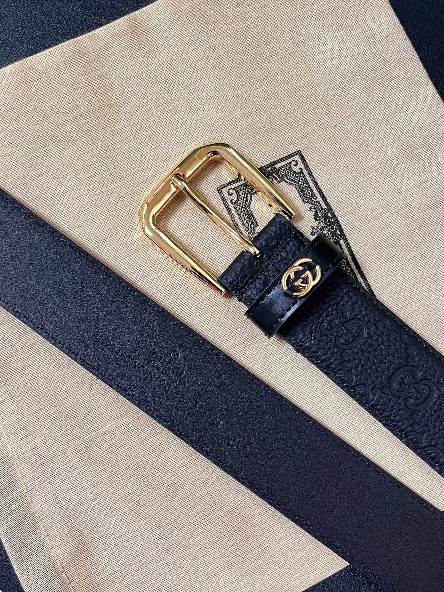 当季新款，中性色调精致牛皮革与方形搭扣完美合璧，不经意间散发商务正装风范。这款宽版腰带精选光面牛皮革制作