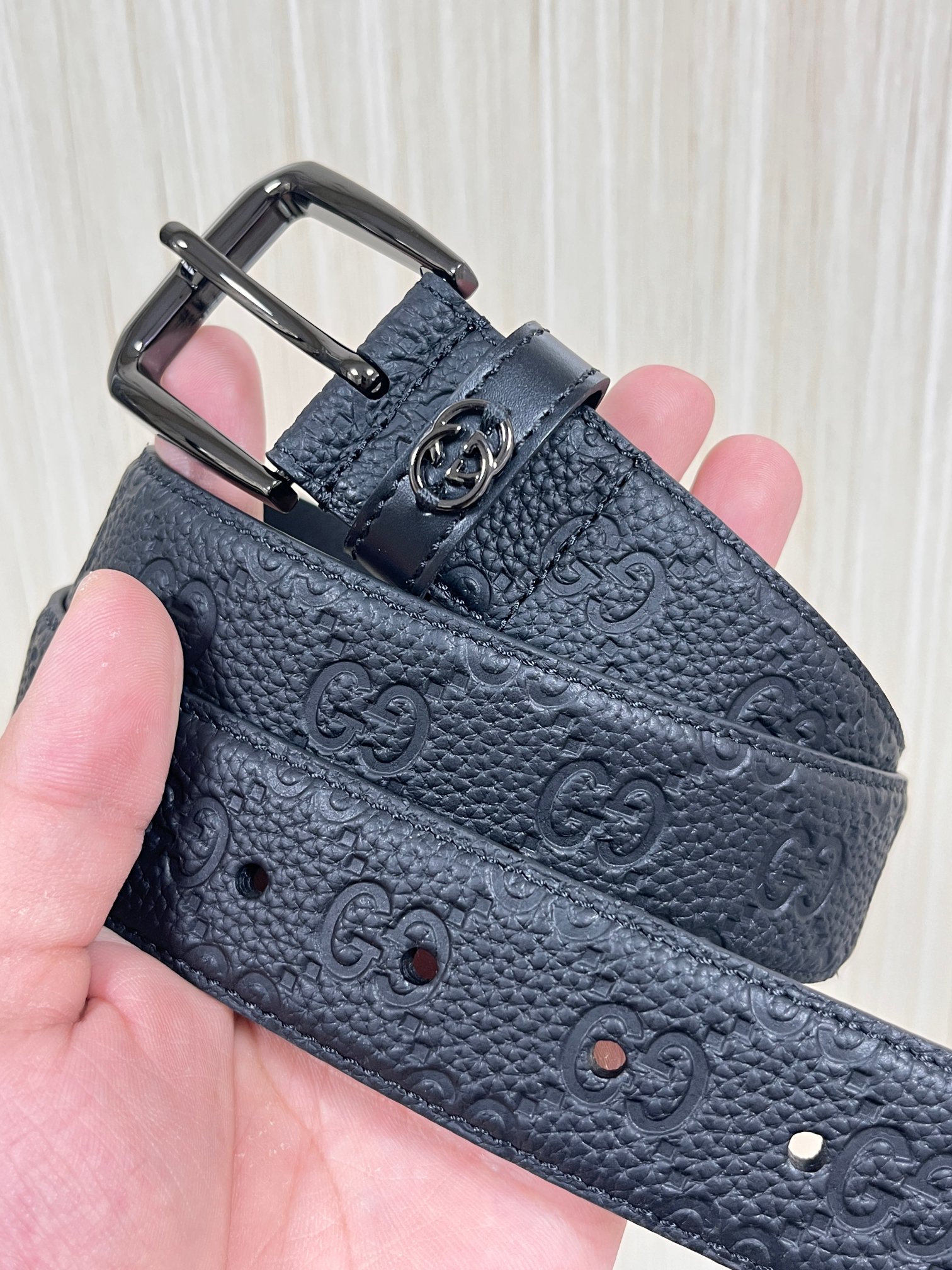 当季新款，中性色调精致牛皮革与方形搭扣完美合璧，不经意间散发商务正装风范。这款宽版腰带精选光面牛皮革制作