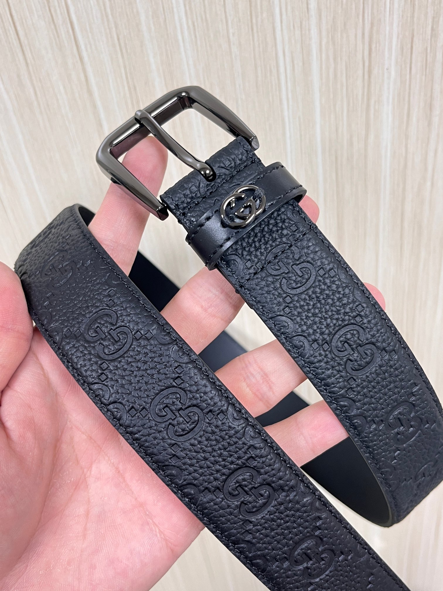 当季新款，中性色调精致牛皮革与方形搭扣完美合璧，不经意间散发商务正装风范。这款宽版腰带精选光面牛皮革制作