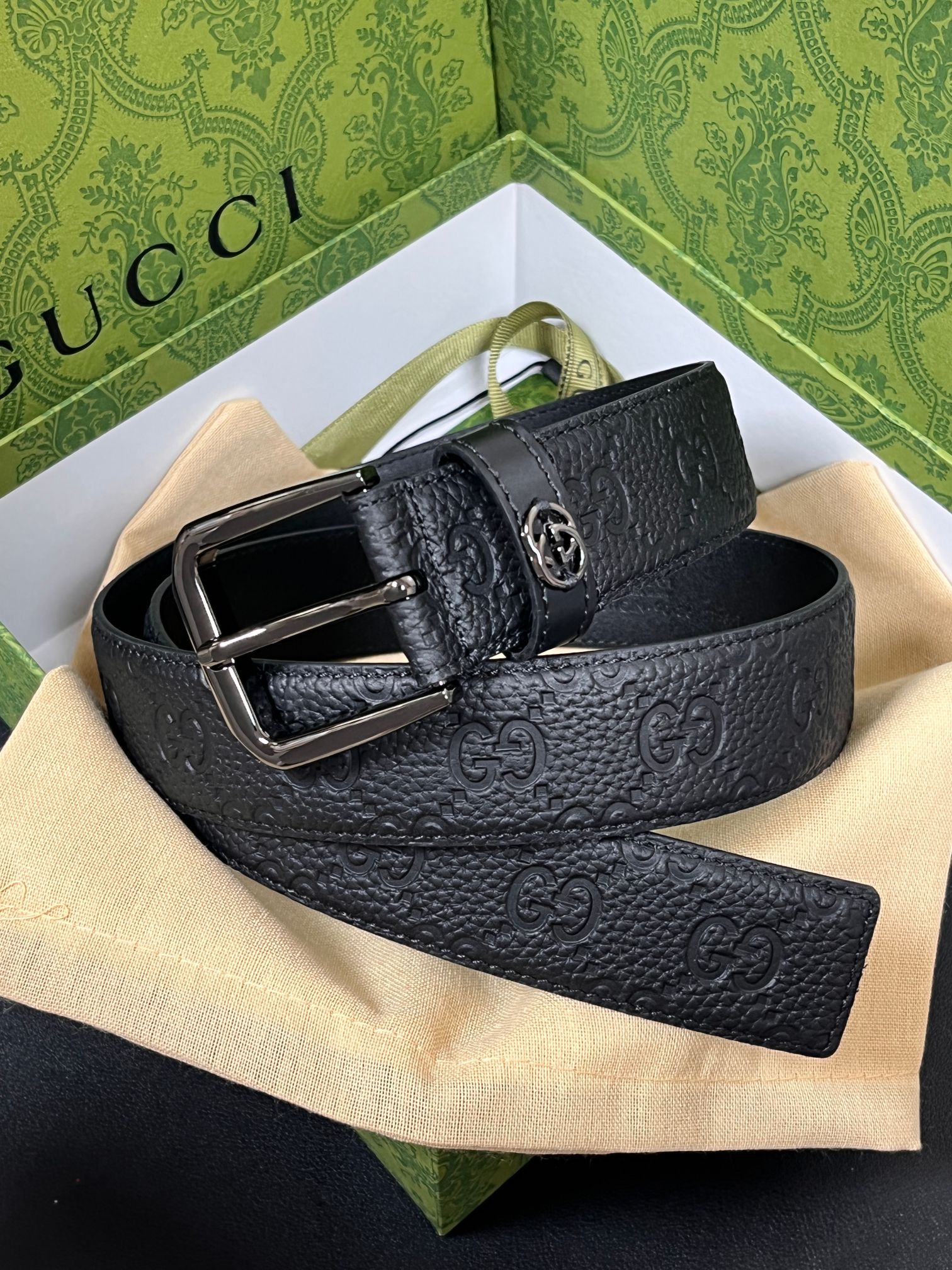 当季新款，中性色调精致牛皮革与方形搭扣完美合璧，不经意间散发商务正装风范。这款宽版腰带精选光面牛皮革制作