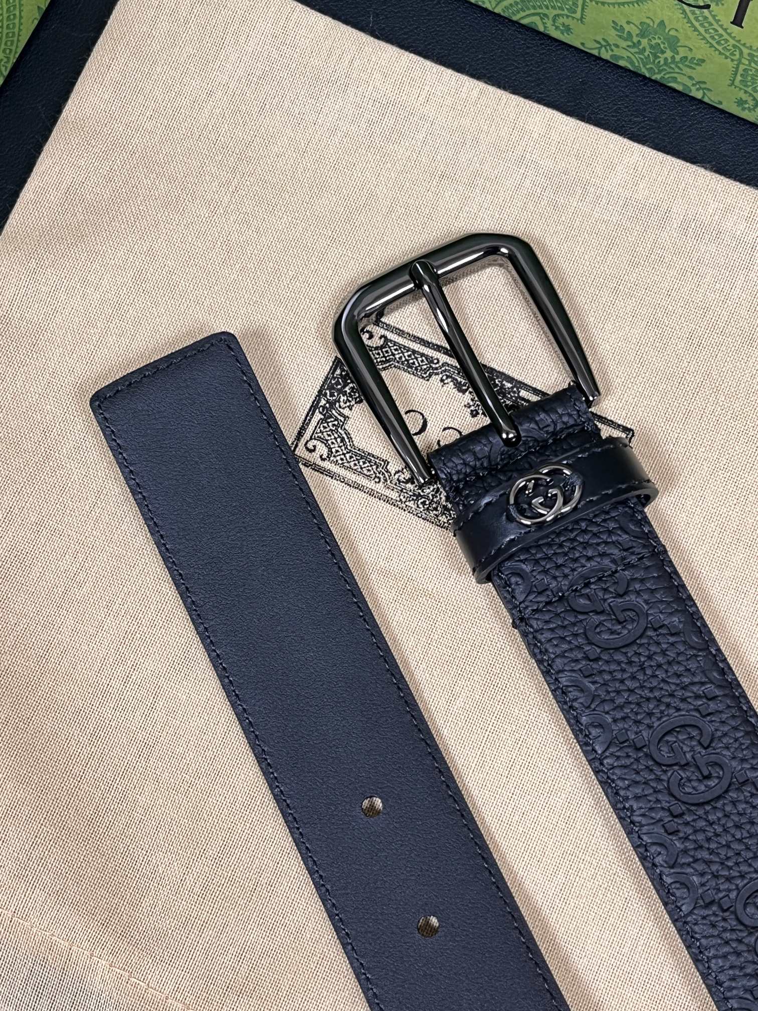 当季新款，中性色调精致牛皮革与方形搭扣完美合璧，不经意间散发商务正装风范。这款宽版腰带精选光面牛皮革制作