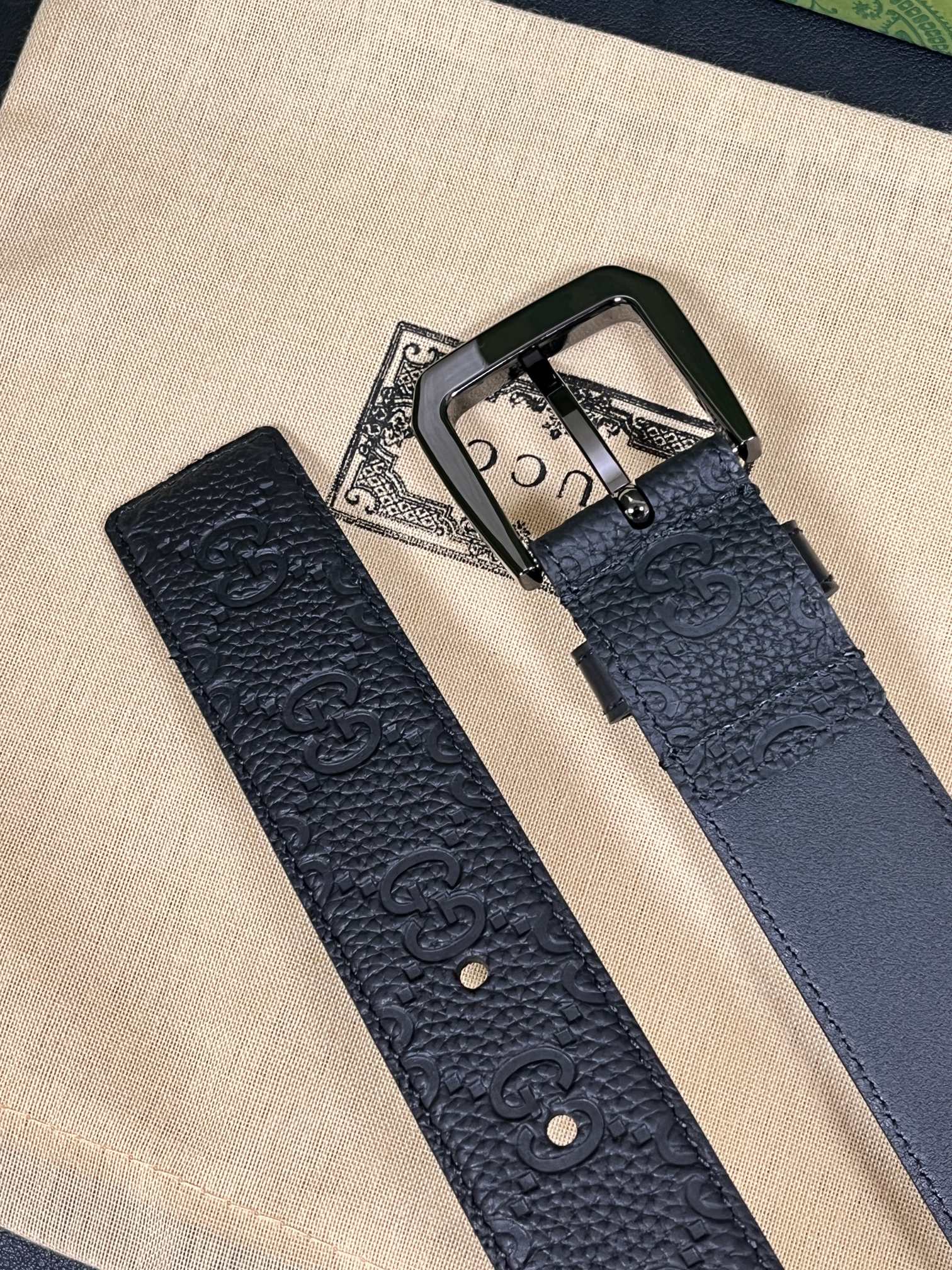 当季新款，中性色调精致牛皮革与方形搭扣完美合璧，不经意间散发商务正装风范。这款宽版腰带精选光面牛皮革制作