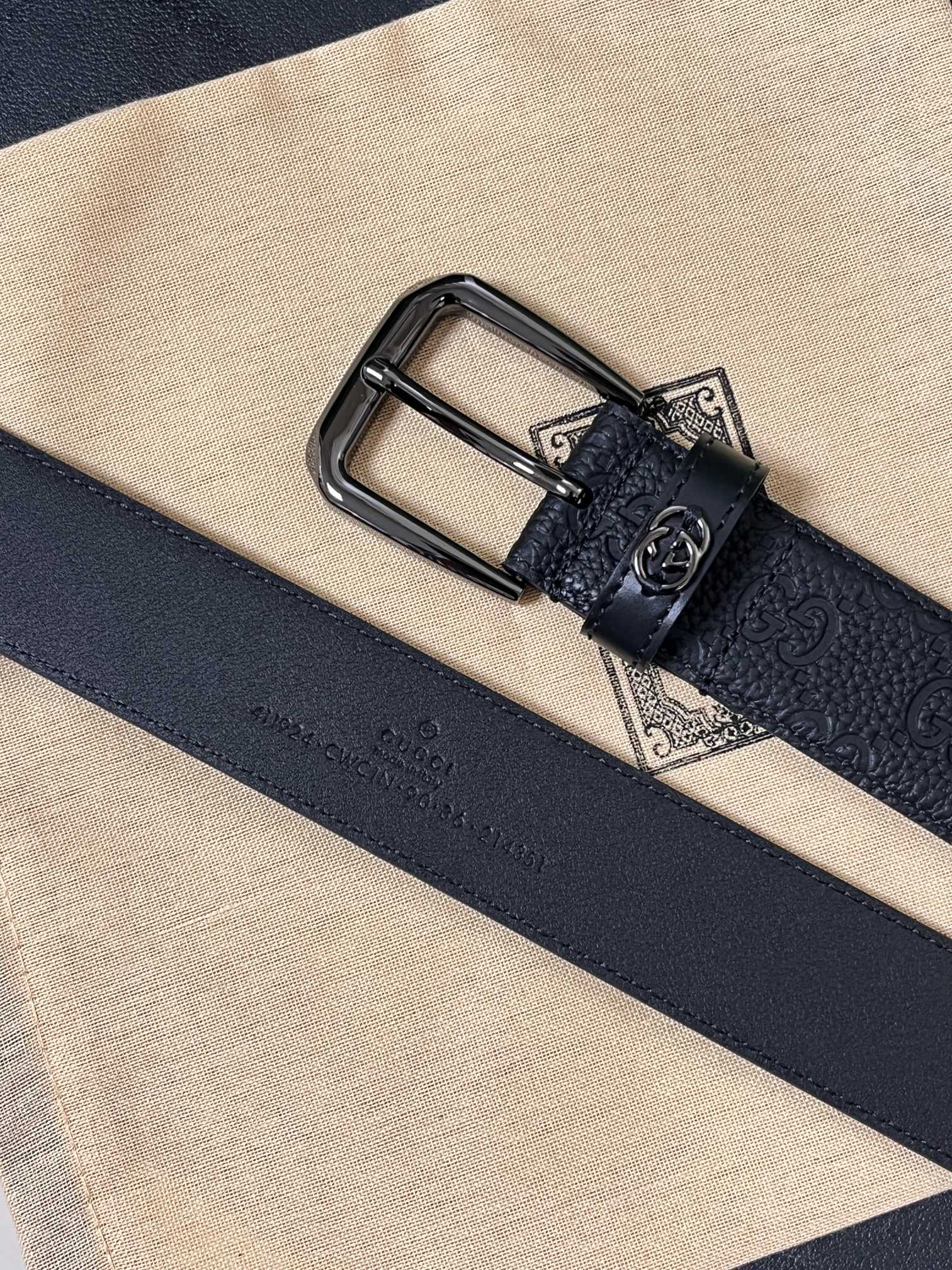 当季新款，中性色调精致牛皮革与方形搭扣完美合璧，不经意间散发商务正装风范。这款宽版腰带精选光面牛皮革制作