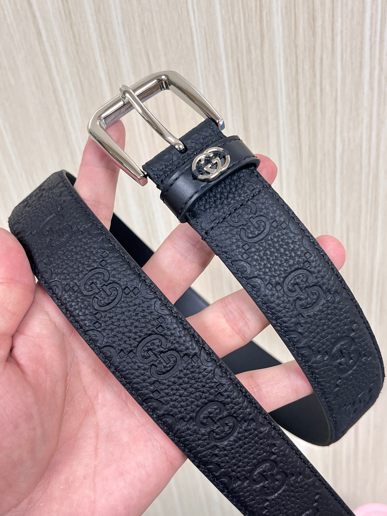 当季新款，中性色调精致牛皮革与方形搭扣完美合璧，不经意间散发商务正装风范。这款宽版腰带精选光面牛皮革制作