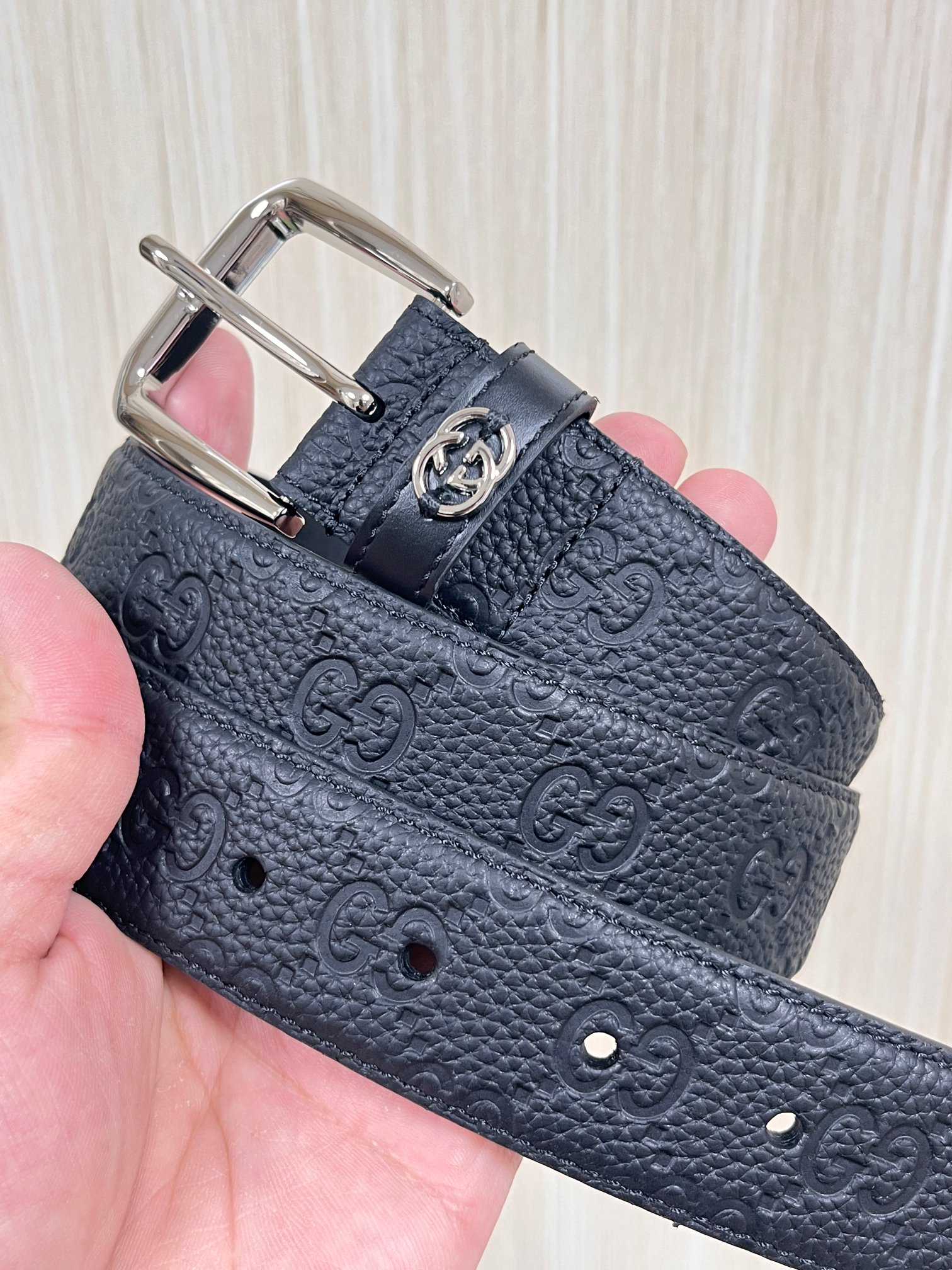 当季新款，中性色调精致牛皮革与方形搭扣完美合璧，不经意间散发商务正装风范。这款宽版腰带精选光面牛皮革制作