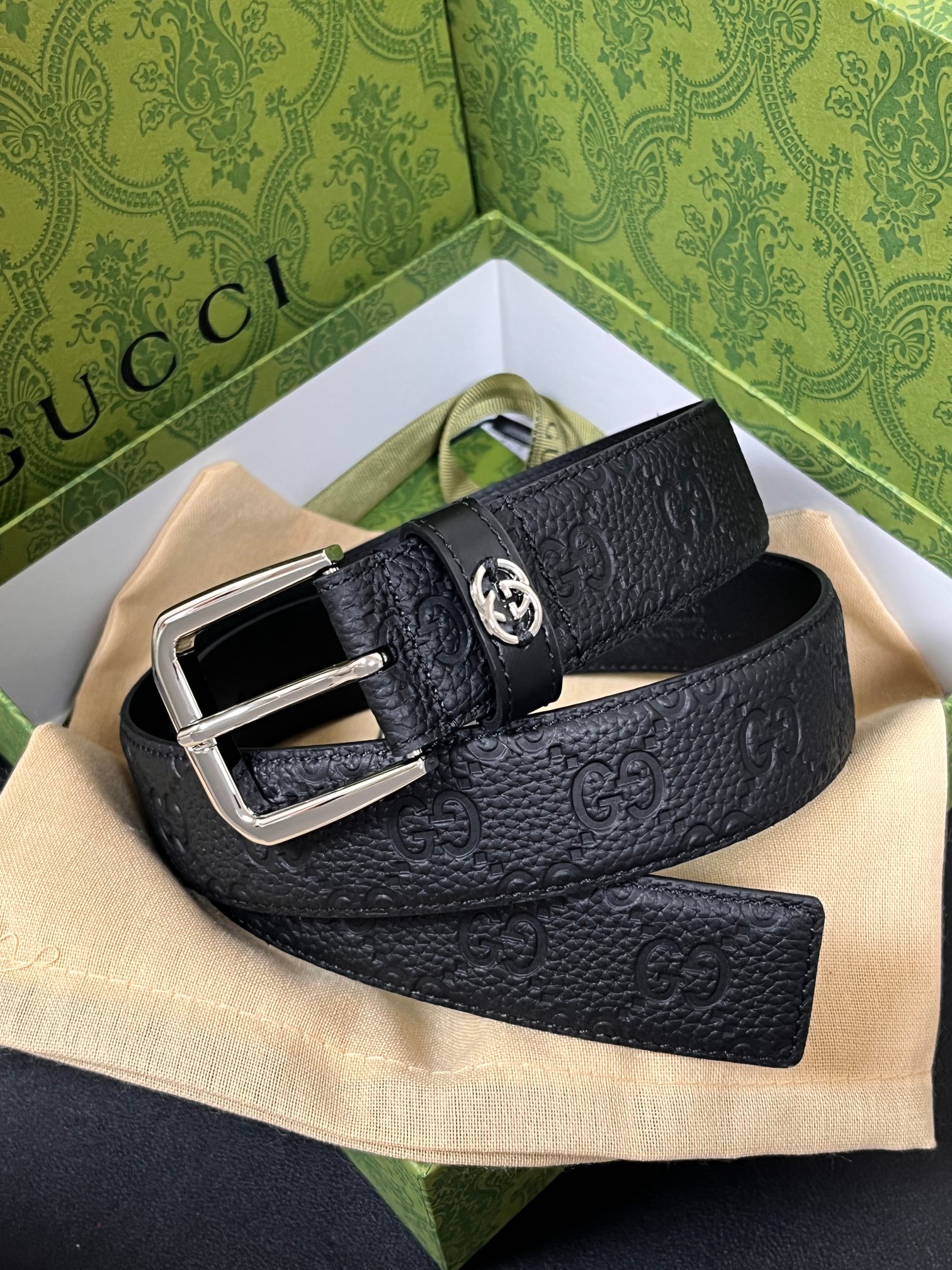 当季新款，中性色调精致牛皮革与方形搭扣完美合璧，不经意间散发商务正装风范。这款宽版腰带精选光面牛皮革制作