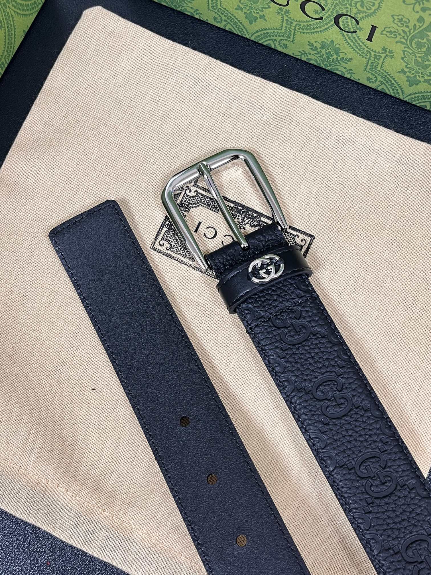 当季新款，中性色调精致牛皮革与方形搭扣完美合璧，不经意间散发商务正装风范。这款宽版腰带精选光面牛皮革制作