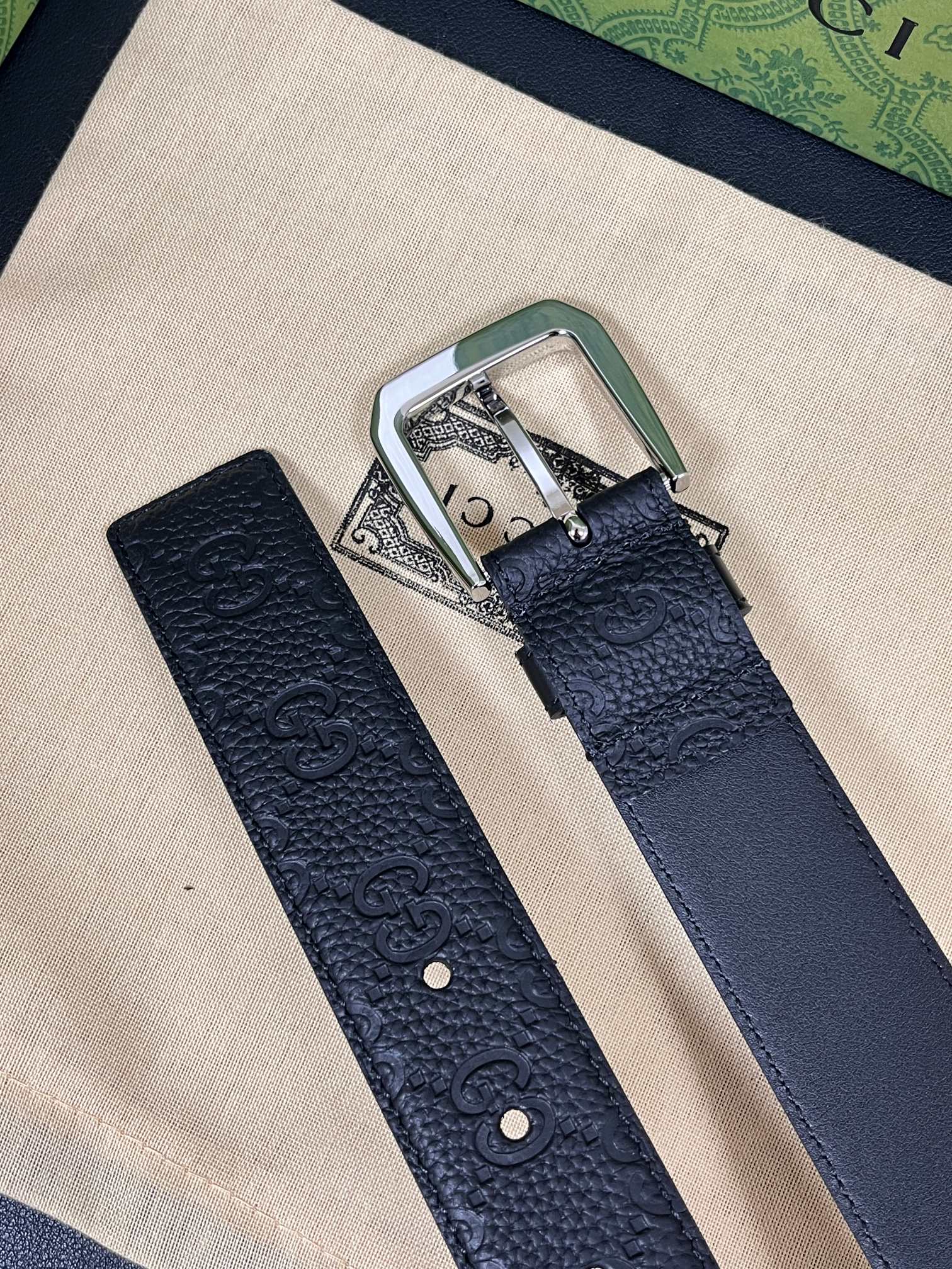 当季新款，中性色调精致牛皮革与方形搭扣完美合璧，不经意间散发商务正装风范。这款宽版腰带精选光面牛皮革制作