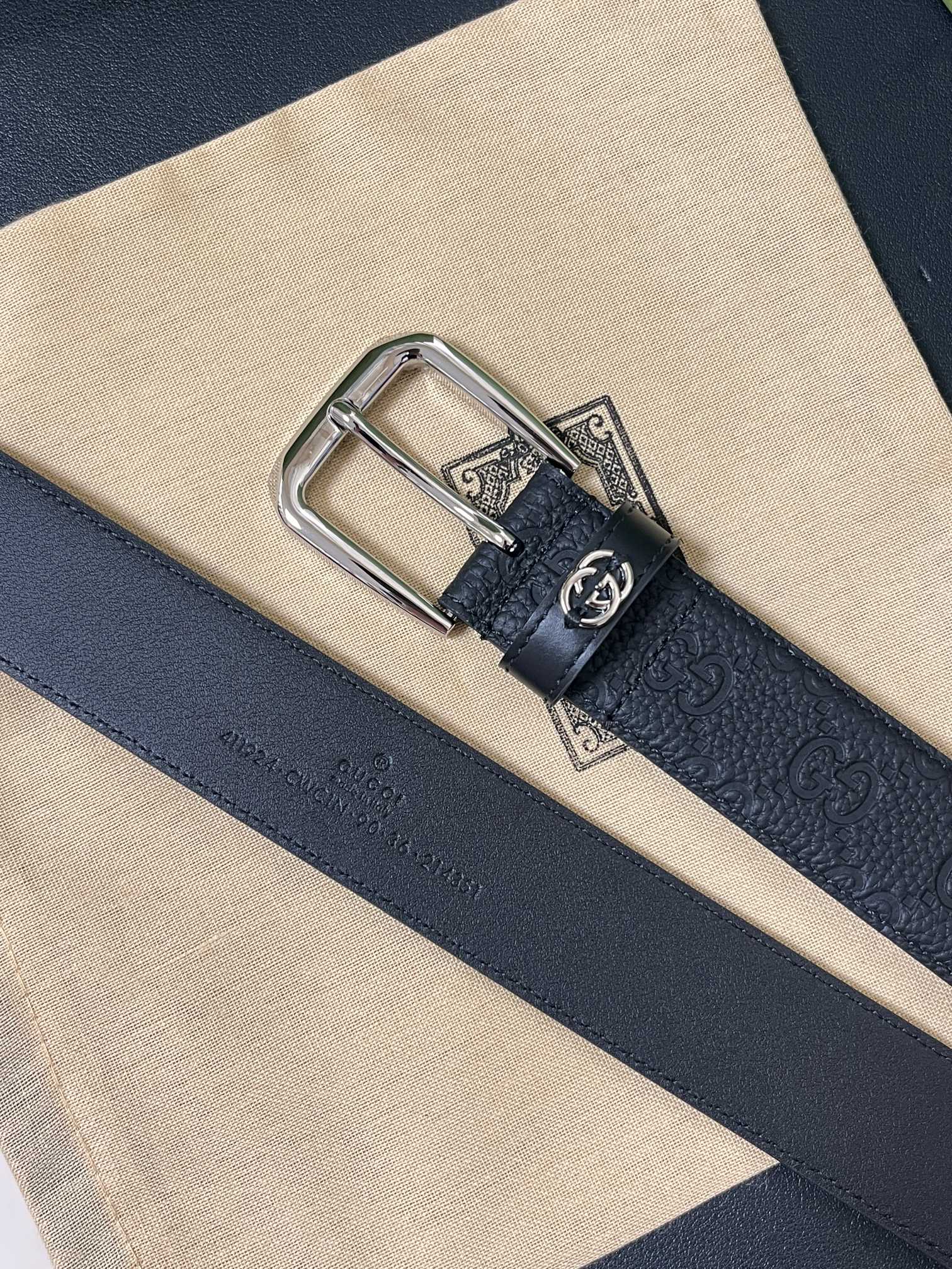 当季新款，中性色调精致牛皮革与方形搭扣完美合璧，不经意间散发商务正装风范。这款宽版腰带精选光面牛皮革制作