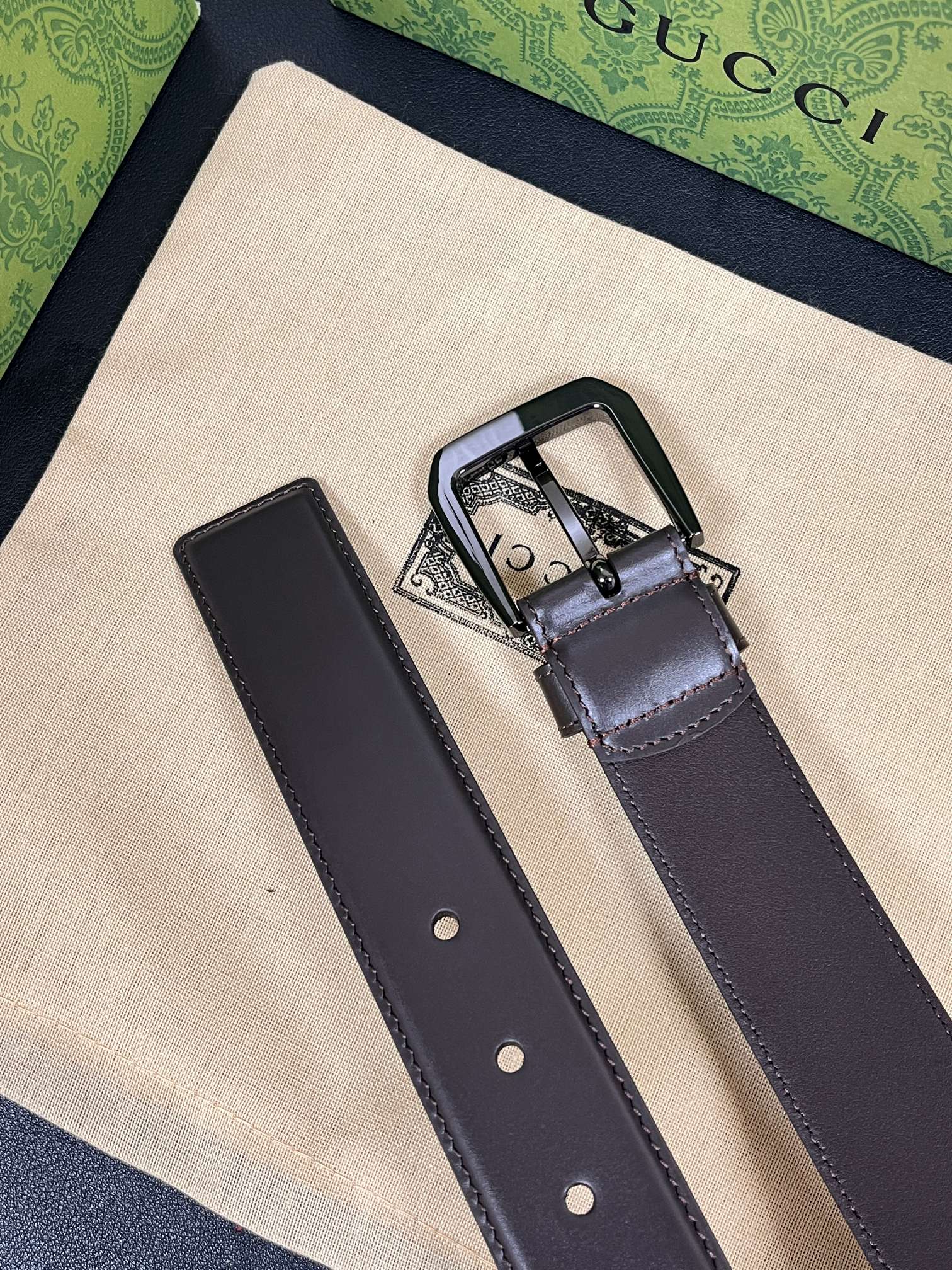 当季新款，中性色调精致牛皮革与方形搭扣完美合璧，不经意间散发商务正装风范。这款宽版腰带精选光面牛皮革制作