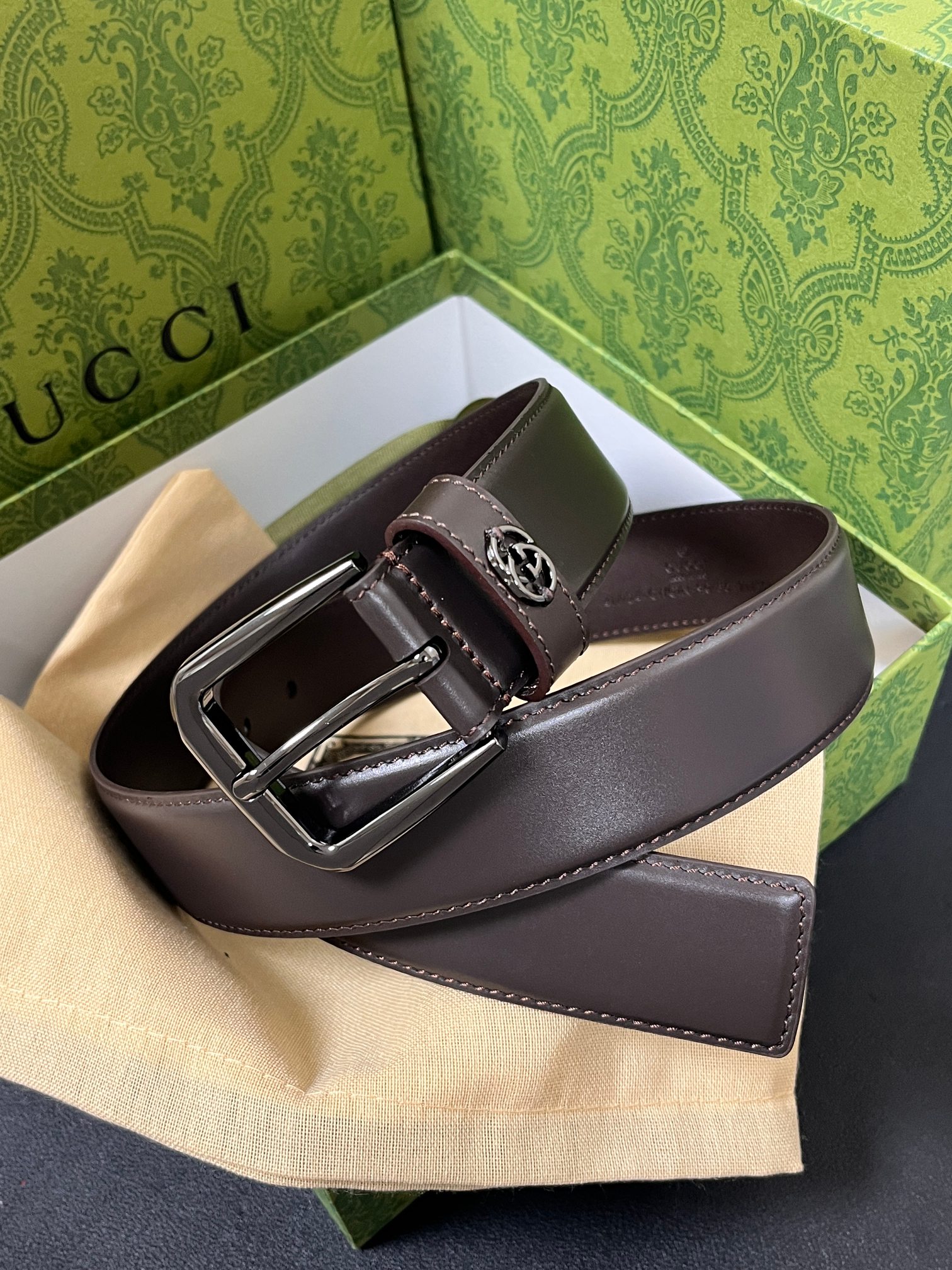 当季新款，中性色调精致牛皮革与方形搭扣完美合璧，不经意间散发商务正装风范。这款宽版腰带精选光面牛皮革制作