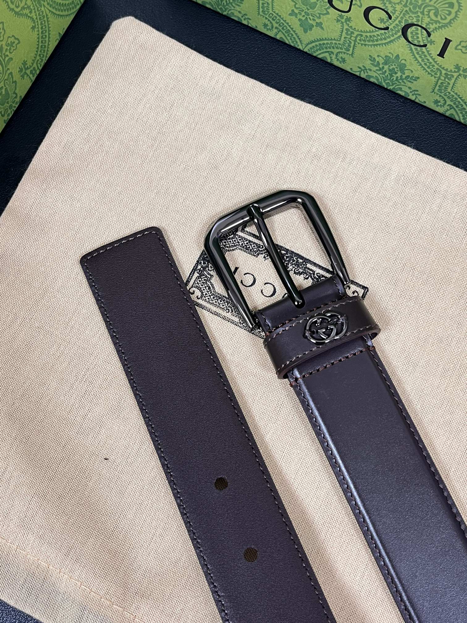 当季新款，中性色调精致牛皮革与方形搭扣完美合璧，不经意间散发商务正装风范。这款宽版腰带精选光面牛皮革制作