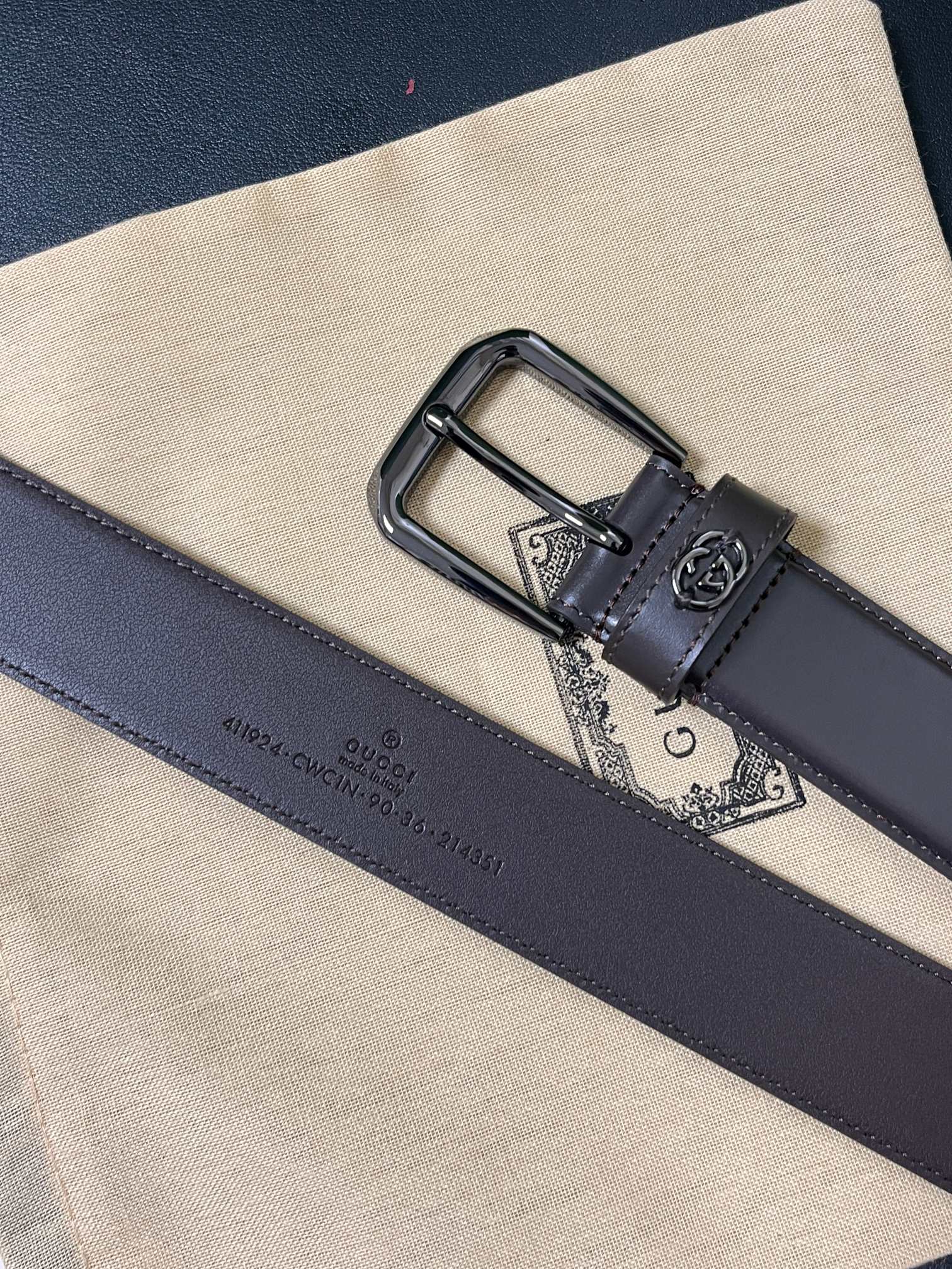 当季新款，中性色调精致牛皮革与方形搭扣完美合璧，不经意间散发商务正装风范。这款宽版腰带精选光面牛皮革制作