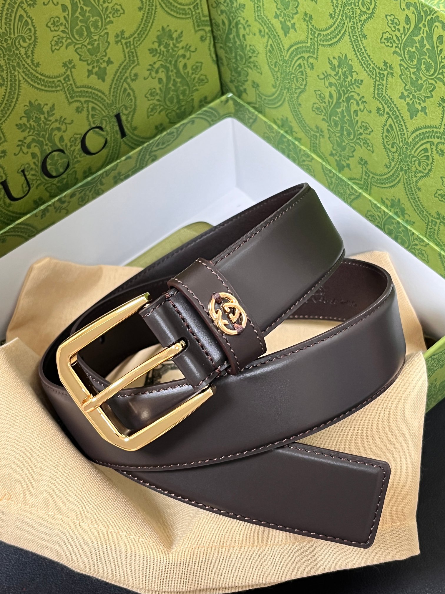 当季新款，中性色调精致牛皮革与方形搭扣完美合璧，不经意间散发商务正装风范。这款宽版腰带精选光面牛皮革制作