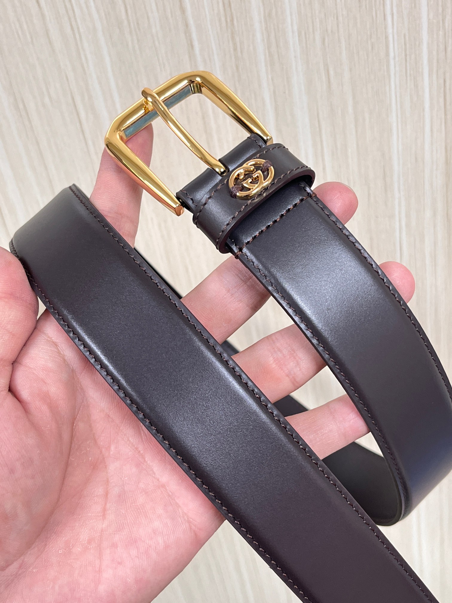 当季新款，中性色调精致牛皮革与方形搭扣完美合璧，不经意间散发商务正装风范。这款宽版腰带精选光面牛皮革制作