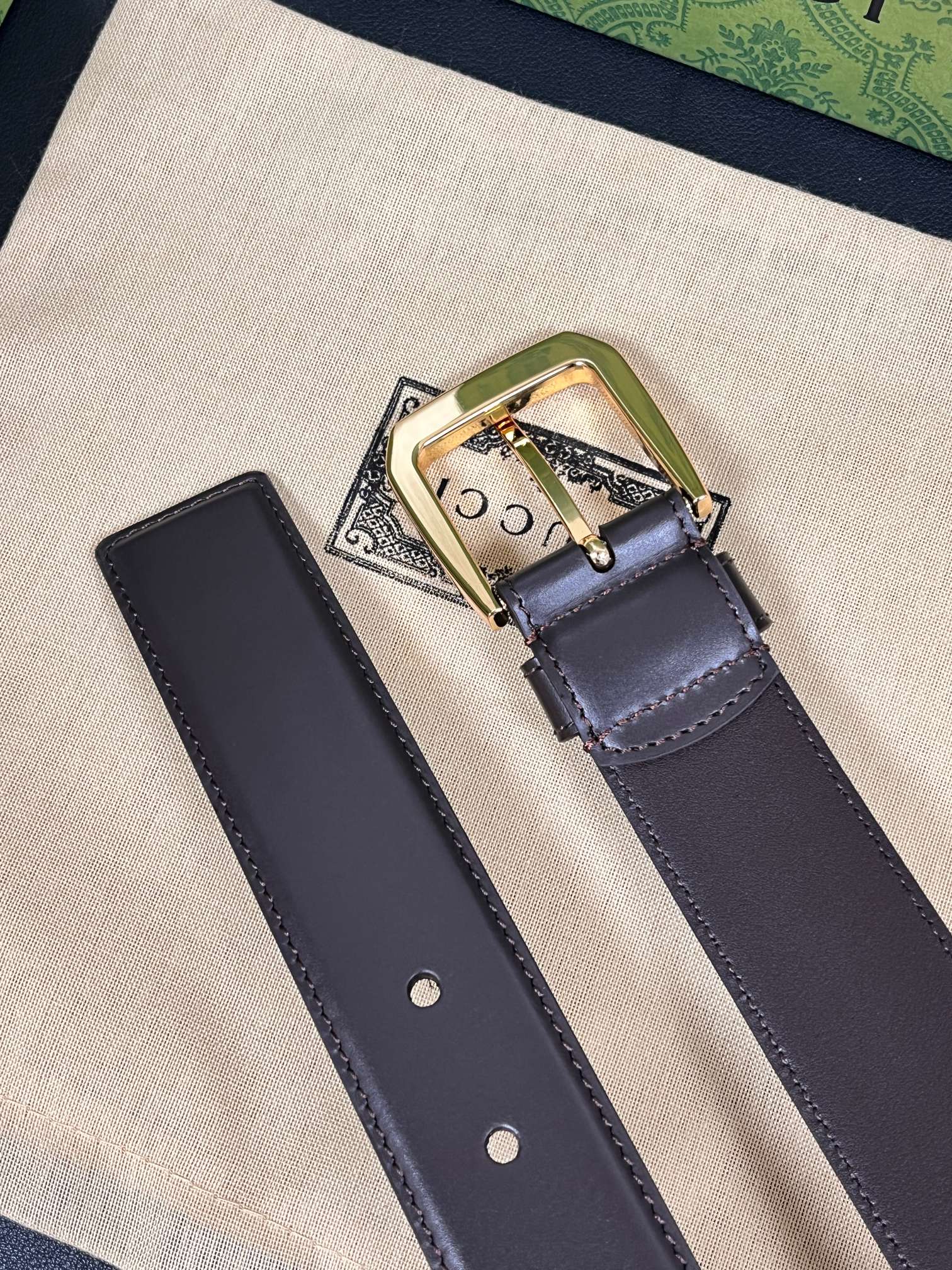 当季新款，中性色调精致牛皮革与方形搭扣完美合璧，不经意间散发商务正装风范。这款宽版腰带精选光面牛皮革制作