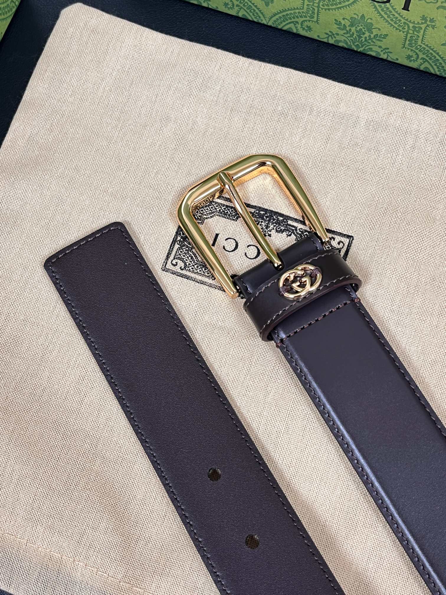 当季新款，中性色调精致牛皮革与方形搭扣完美合璧，不经意间散发商务正装风范。这款宽版腰带精选光面牛皮革制作