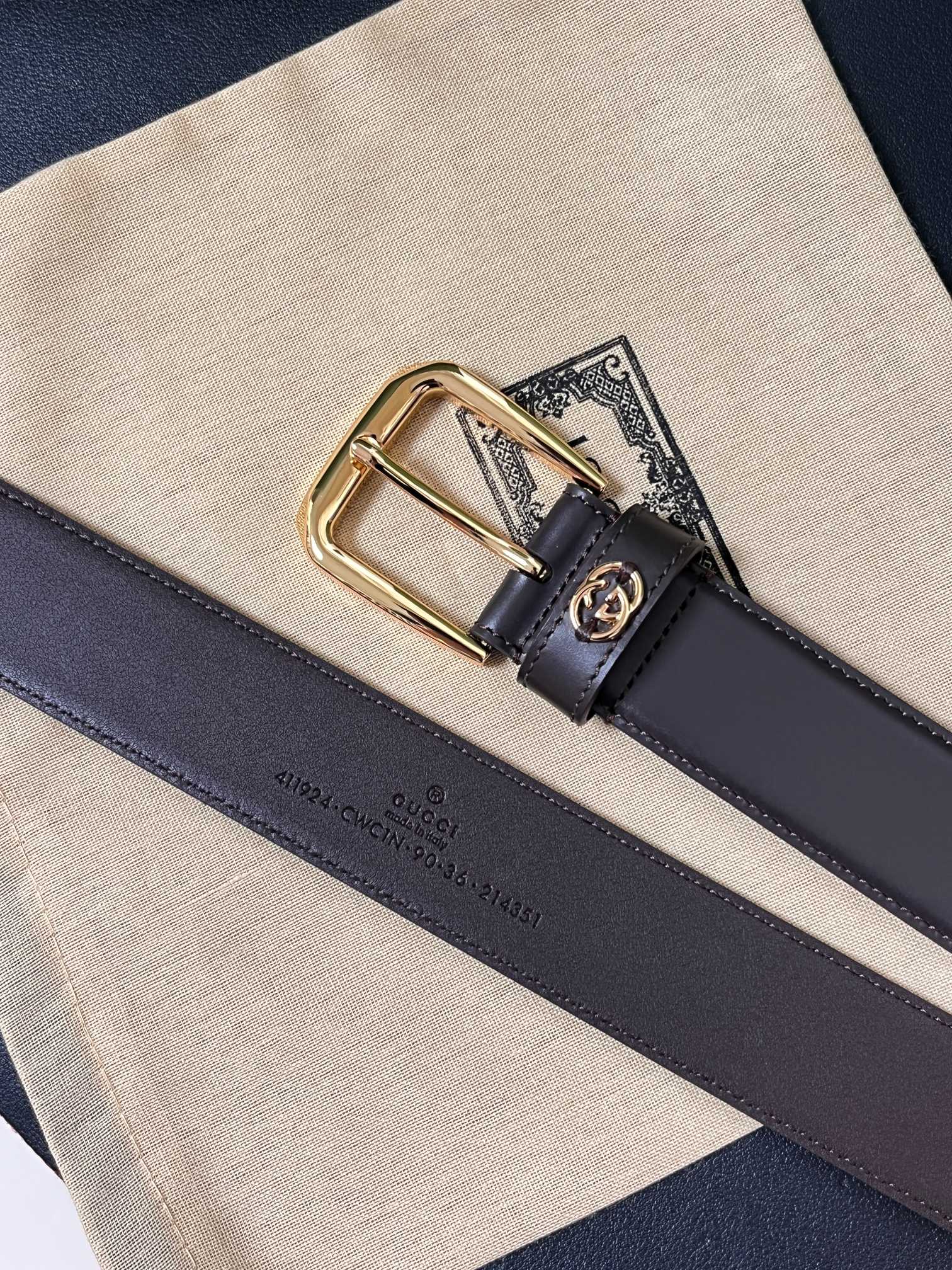 当季新款，中性色调精致牛皮革与方形搭扣完美合璧，不经意间散发商务正装风范。这款宽版腰带精选光面牛皮革制作