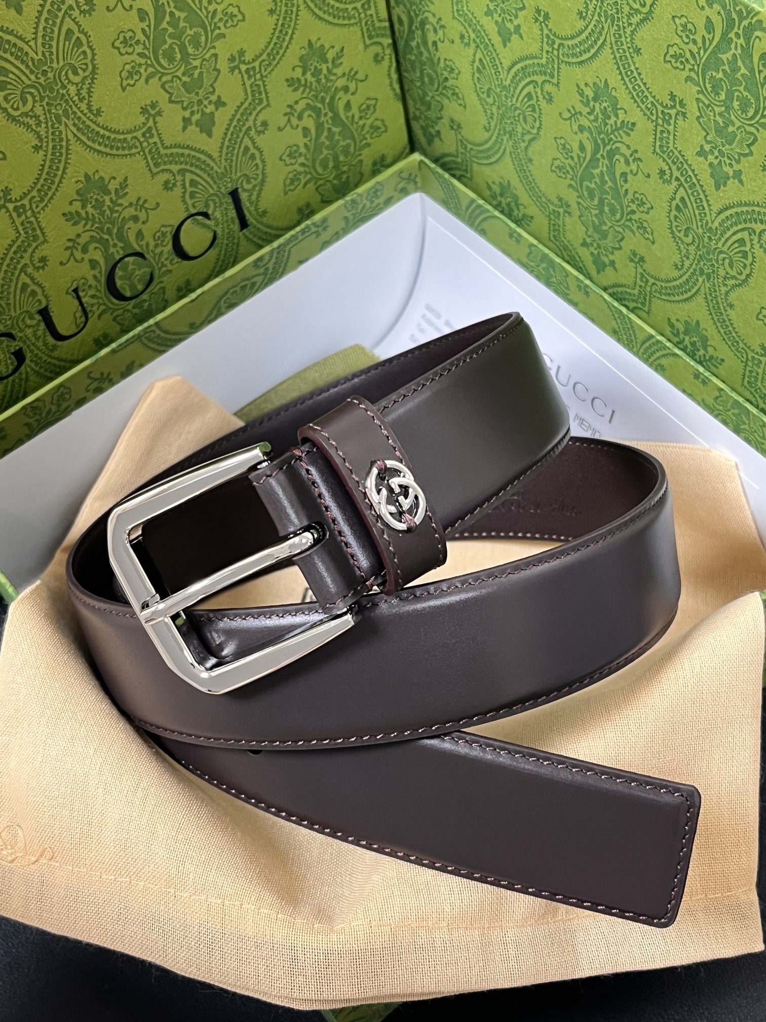 当季新款，中性色调精致牛皮革与方形搭扣完美合璧，不经意间散发商务正装风范。这款宽版腰带精选光面牛皮革制作