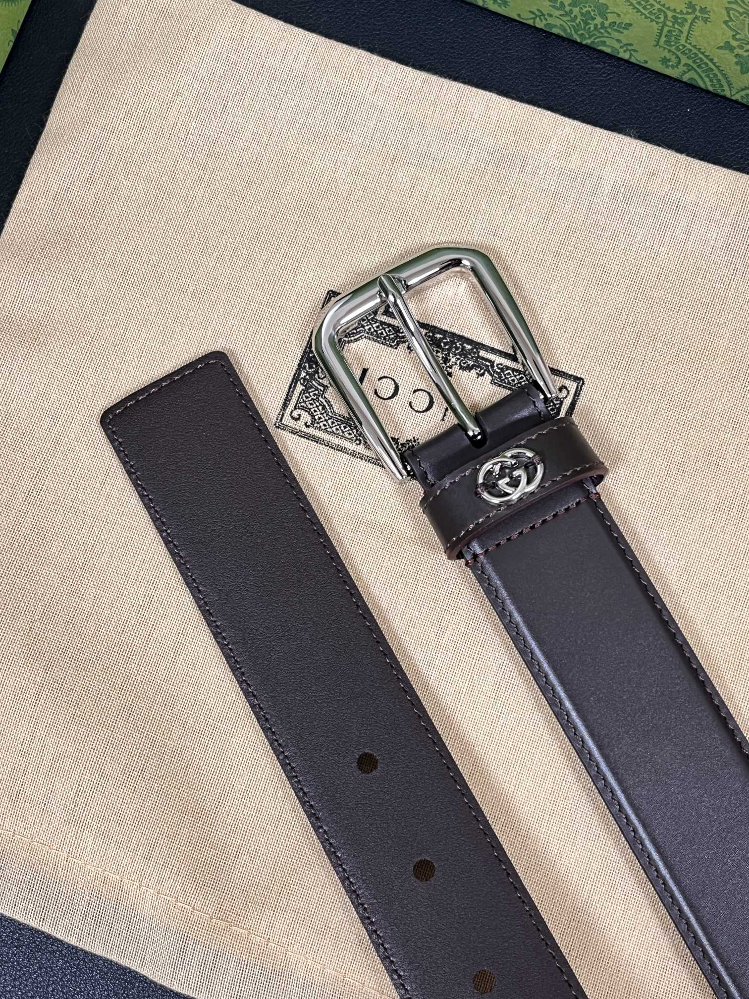 当季新款，中性色调精致牛皮革与方形搭扣完美合璧，不经意间散发商务正装风范。这款宽版腰带精选光面牛皮革制作