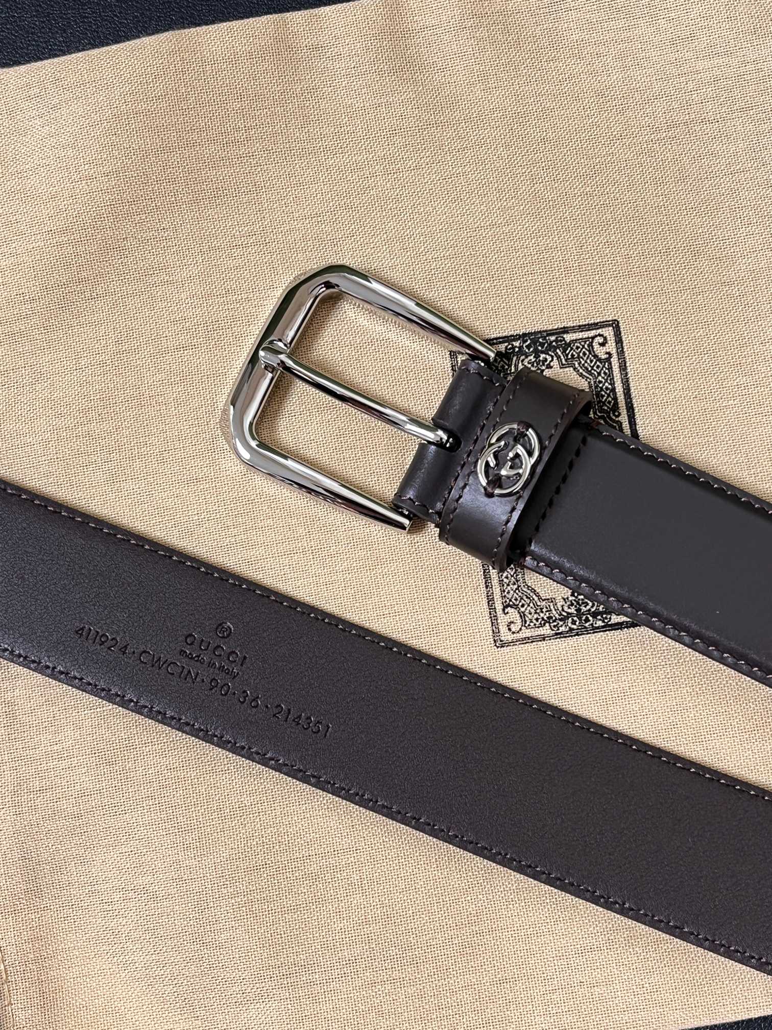 当季新款，中性色调精致牛皮革与方形搭扣完美合璧，不经意间散发商务正装风范。这款宽版腰带精选光面牛皮革制作