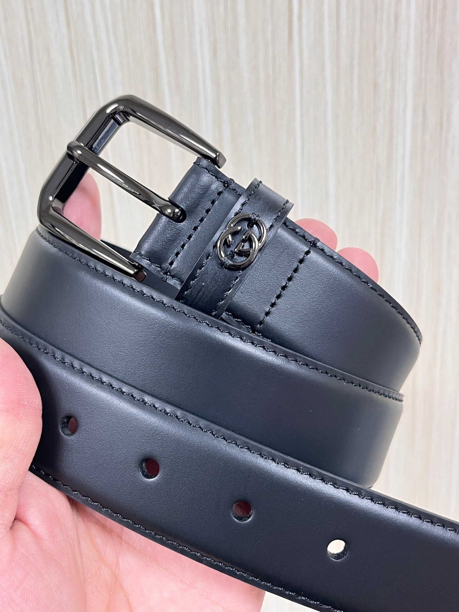 当季新款，中性色调精致牛皮革与方形搭扣完美合璧，不经意间散发商务正装风范。这款宽版腰带精选光面牛皮革制作