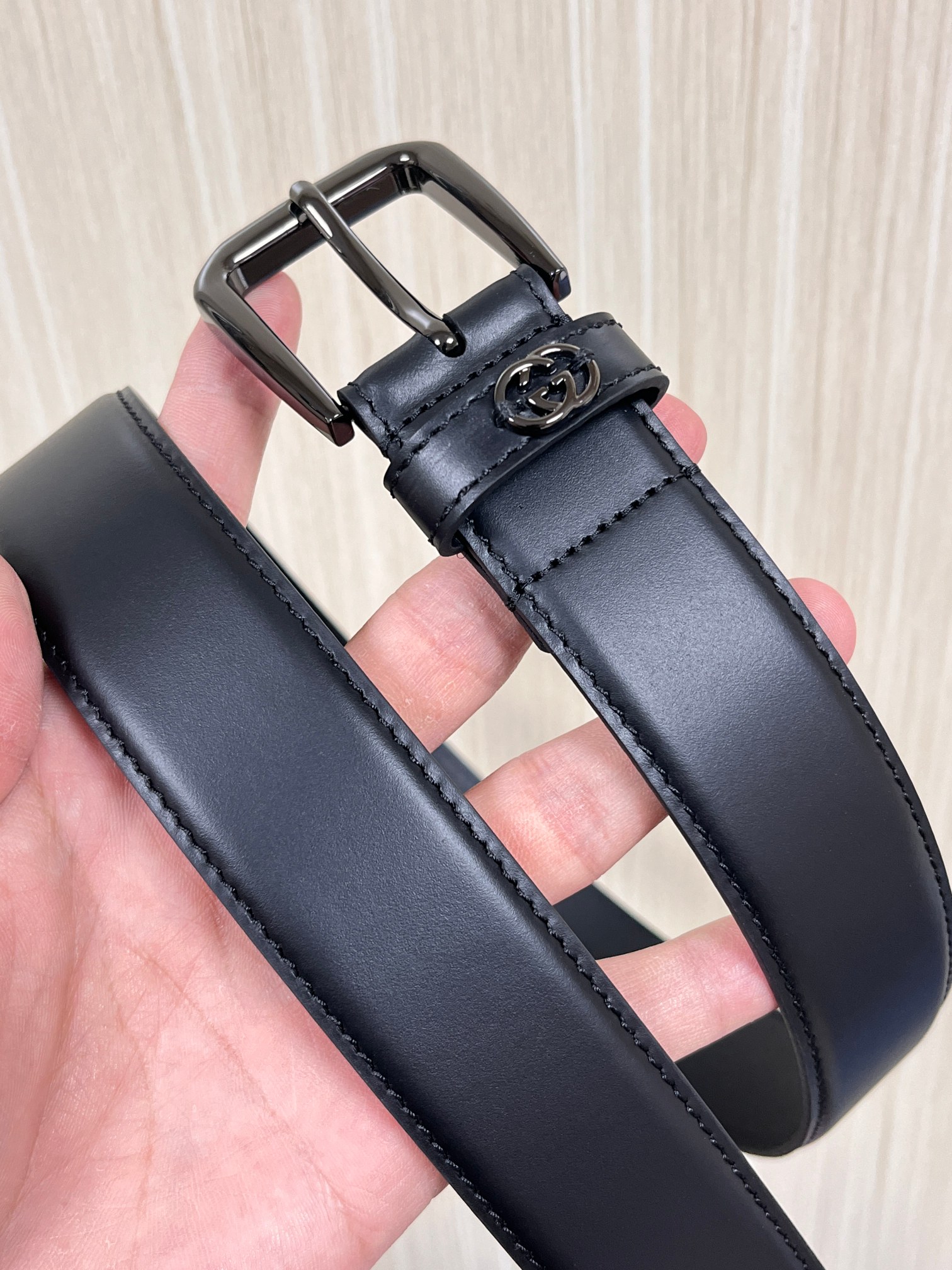 当季新款，中性色调精致牛皮革与方形搭扣完美合璧，不经意间散发商务正装风范。这款宽版腰带精选光面牛皮革制作