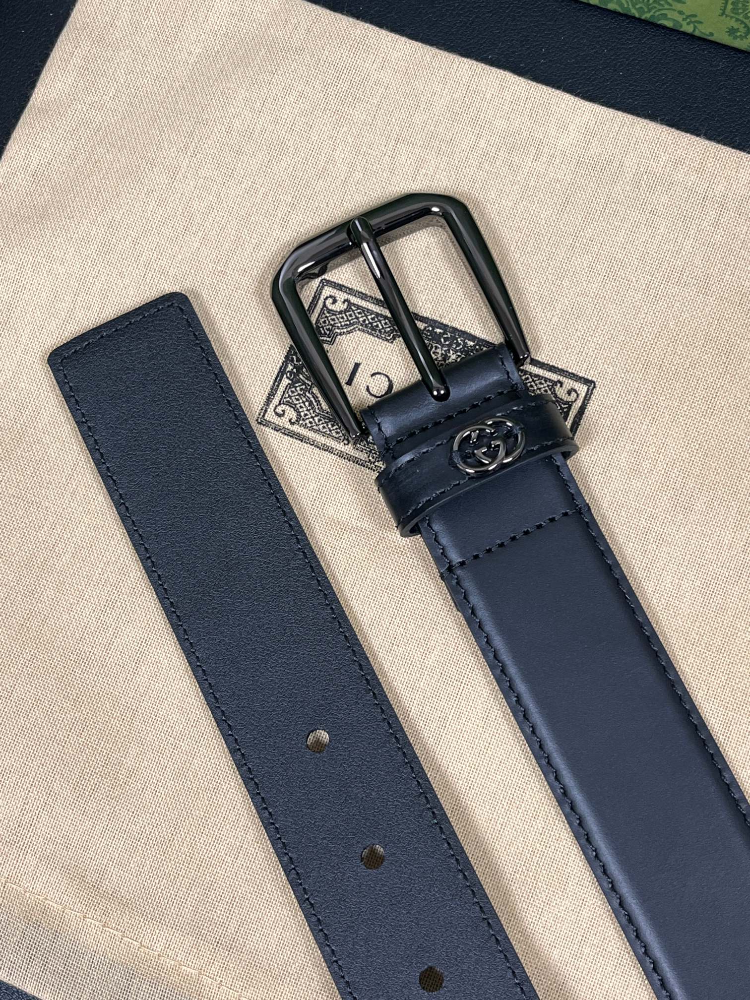 当季新款，中性色调精致牛皮革与方形搭扣完美合璧，不经意间散发商务正装风范。这款宽版腰带精选光面牛皮革制作