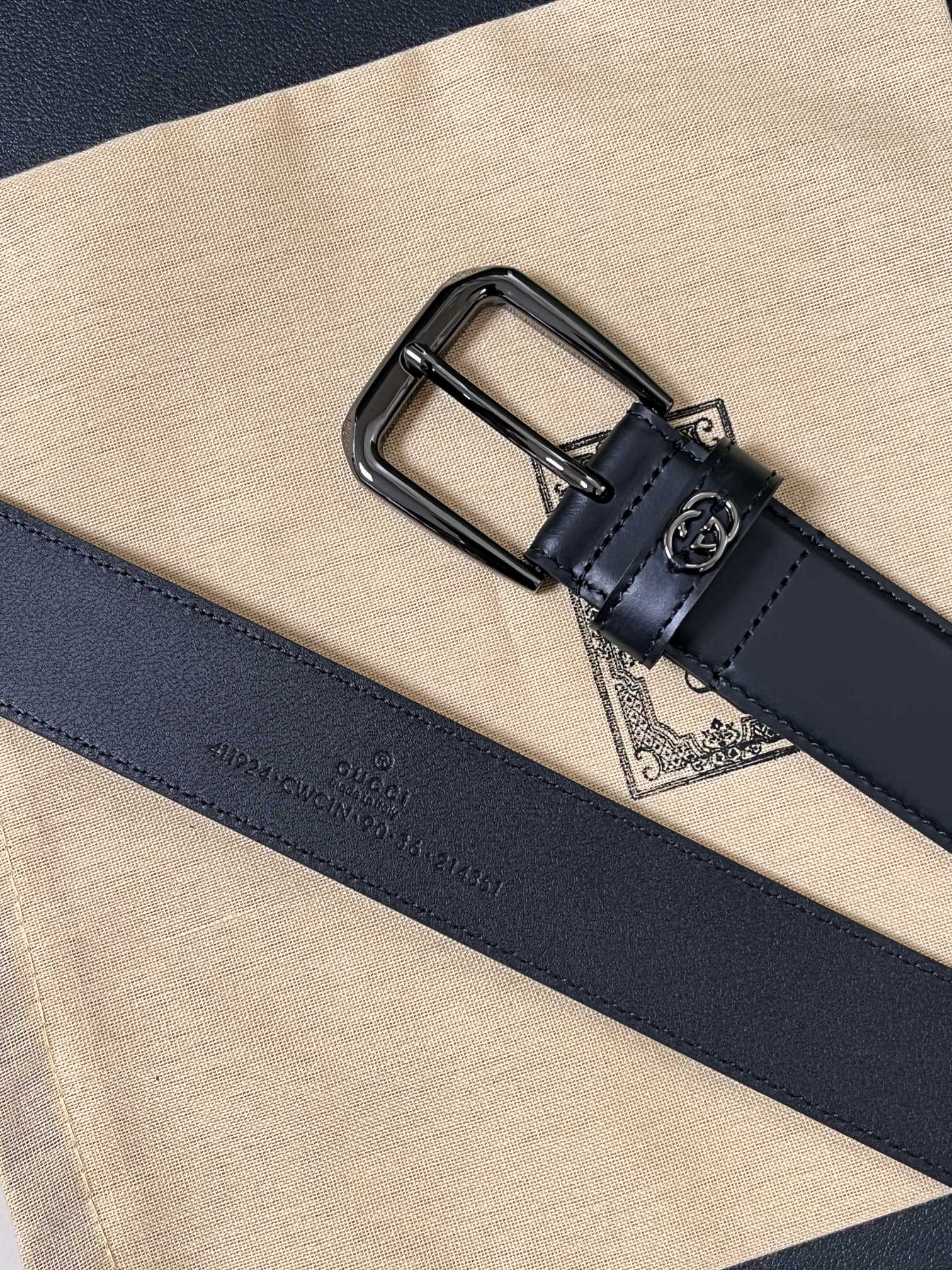 当季新款，中性色调精致牛皮革与方形搭扣完美合璧，不经意间散发商务正装风范。这款宽版腰带精选光面牛皮革制作