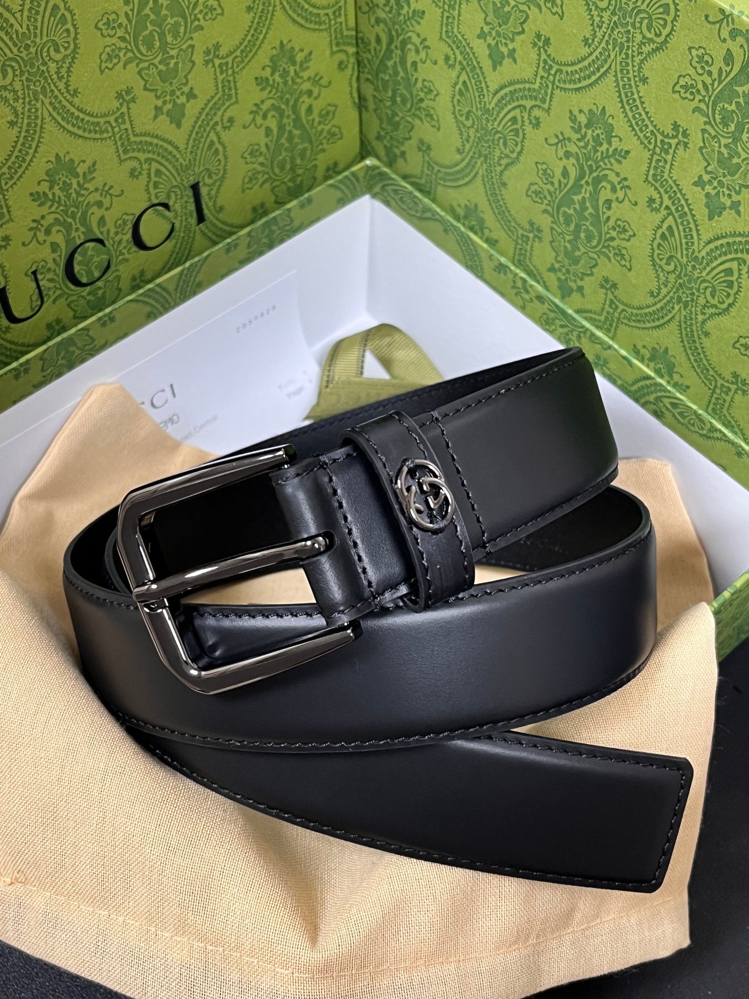 当季新款，中性色调精致牛皮革与方形搭扣完美合璧，不经意间散发商务正装风范。这款宽版腰带精选光面牛皮革制作