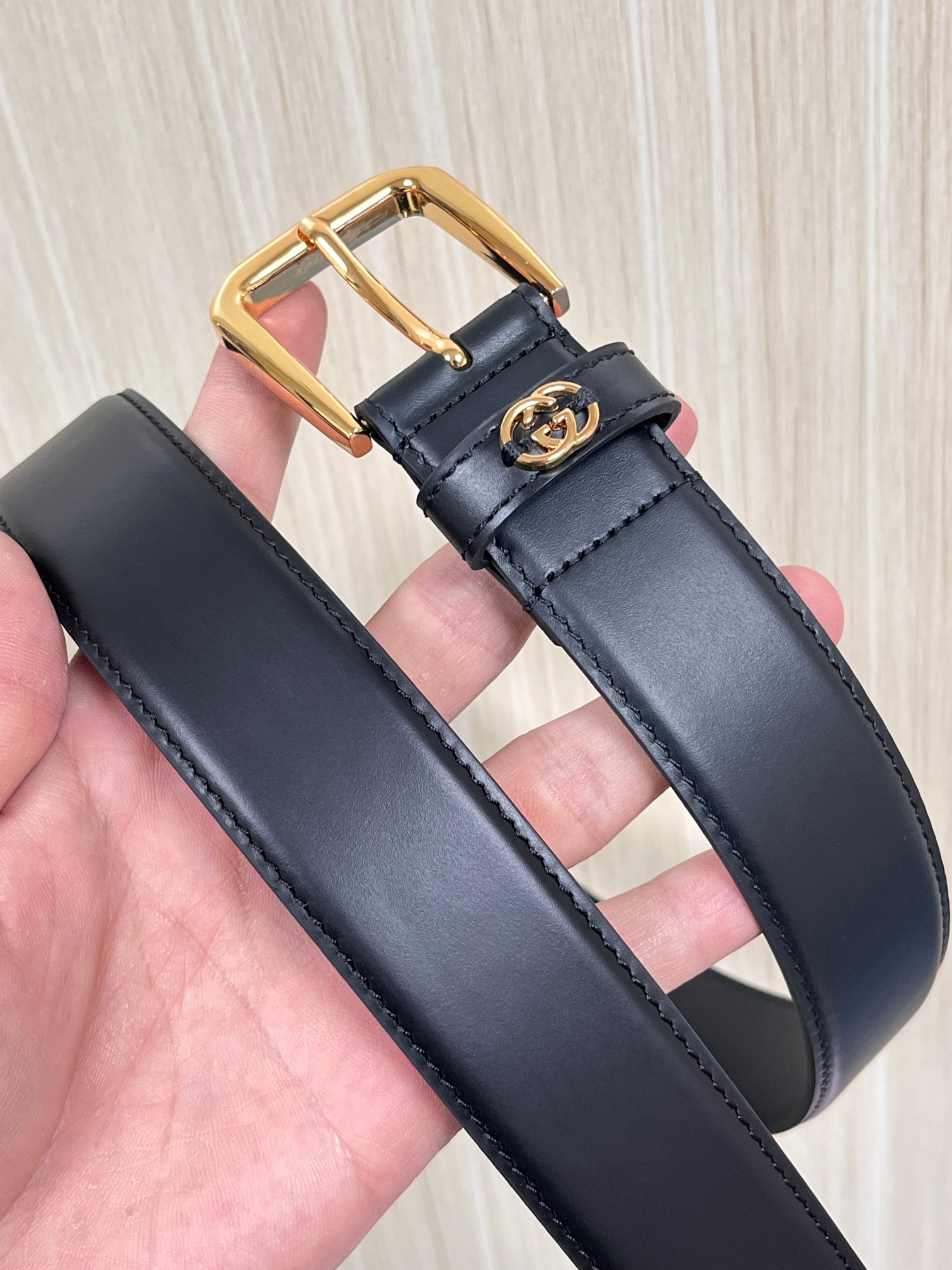 当季新款，中性色调精致牛皮革与方形搭扣完美合璧，不经意间散发商务正装风范。这款宽版腰带精选光面牛皮革制作