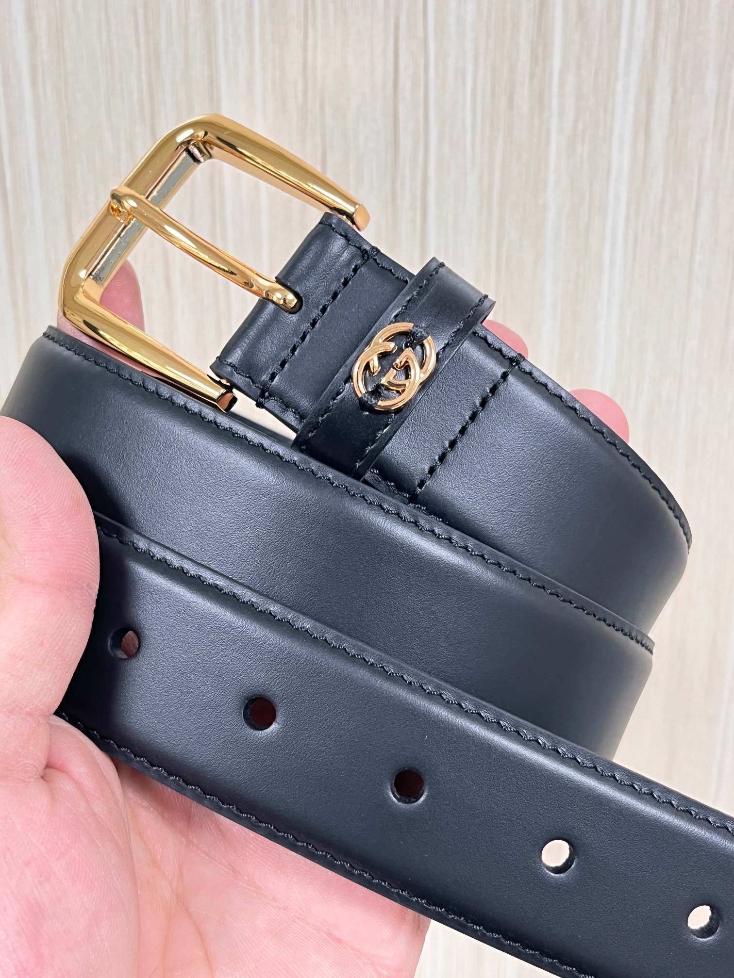 当季新款，中性色调精致牛皮革与方形搭扣完美合璧，不经意间散发商务正装风范。这款宽版腰带精选光面牛皮革制作