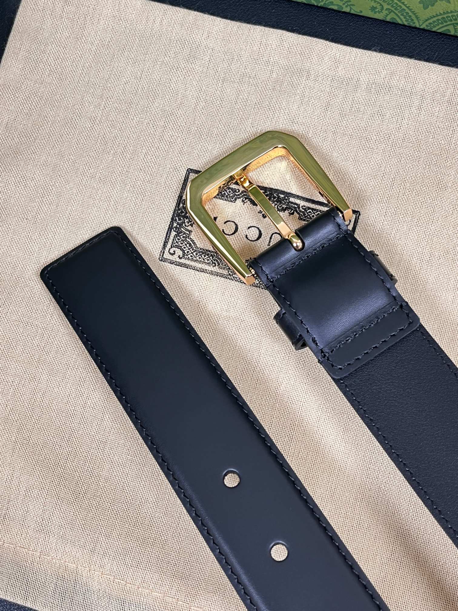 当季新款，中性色调精致牛皮革与方形搭扣完美合璧，不经意间散发商务正装风范。这款宽版腰带精选光面牛皮革制作