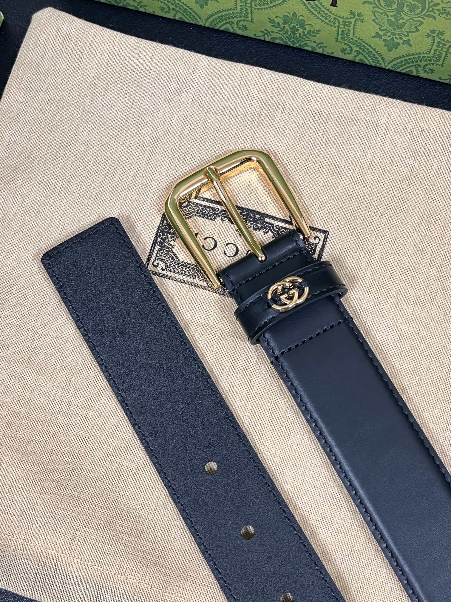 当季新款，中性色调精致牛皮革与方形搭扣完美合璧，不经意间散发商务正装风范。这款宽版腰带精选光面牛皮革制作