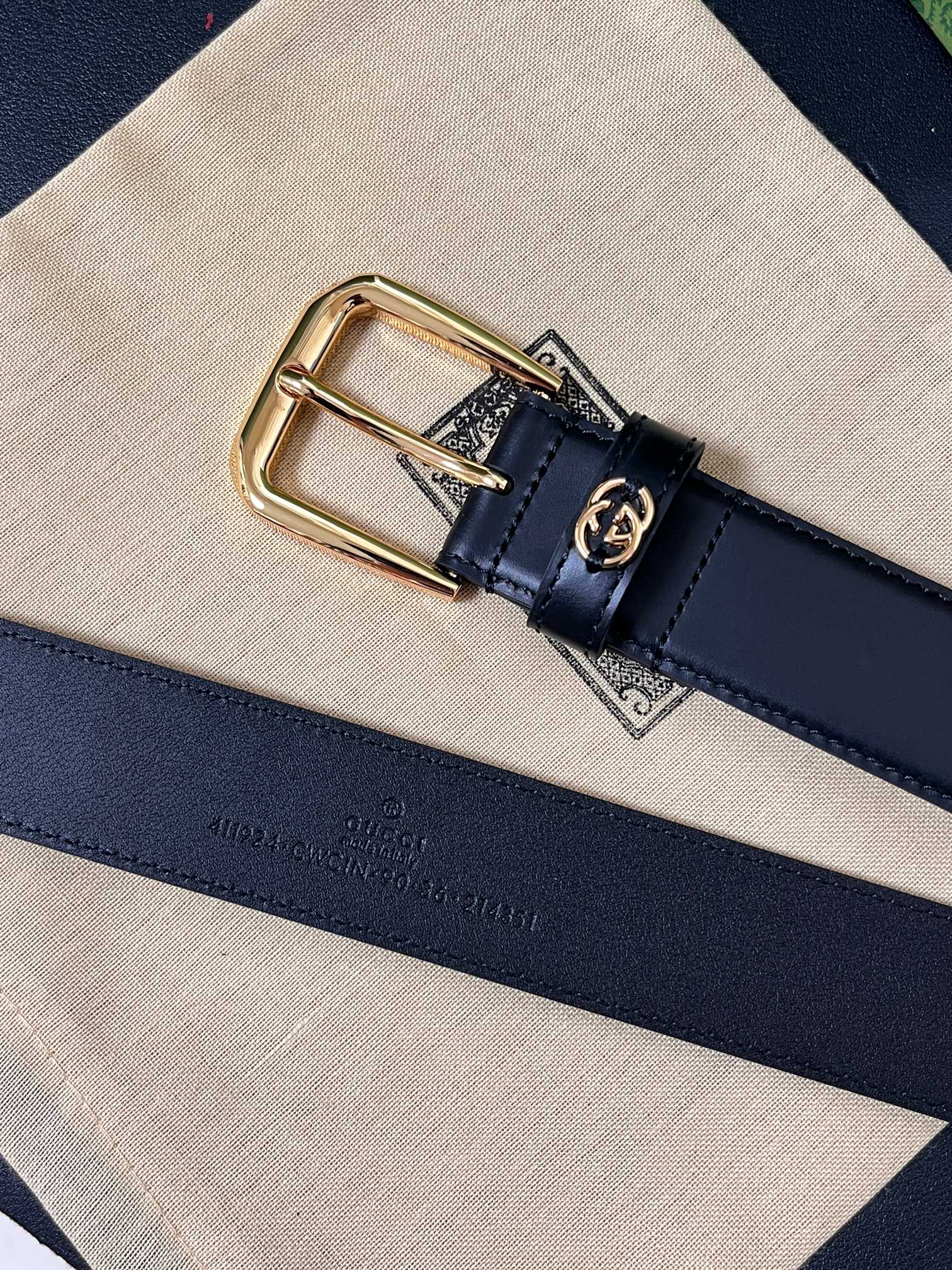 当季新款，中性色调精致牛皮革与方形搭扣完美合璧，不经意间散发商务正装风范。这款宽版腰带精选光面牛皮革制作