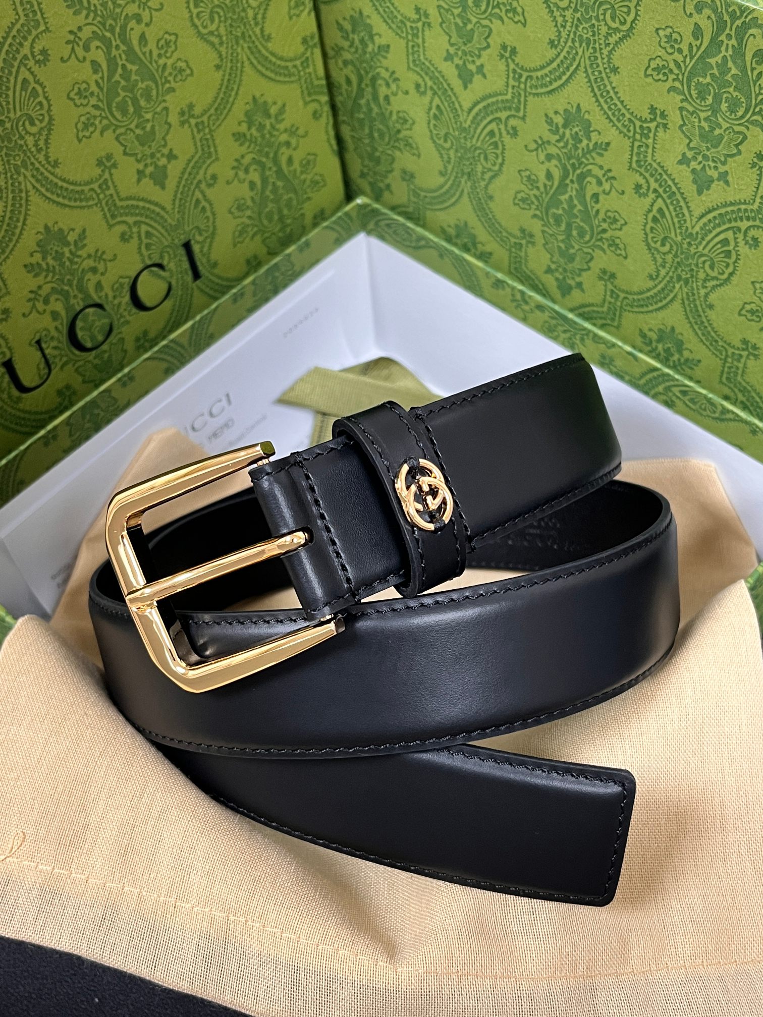 当季新款，中性色调精致牛皮革与方形搭扣完美合璧，不经意间散发商务正装风范。这款宽版腰带精选光面牛皮革制作