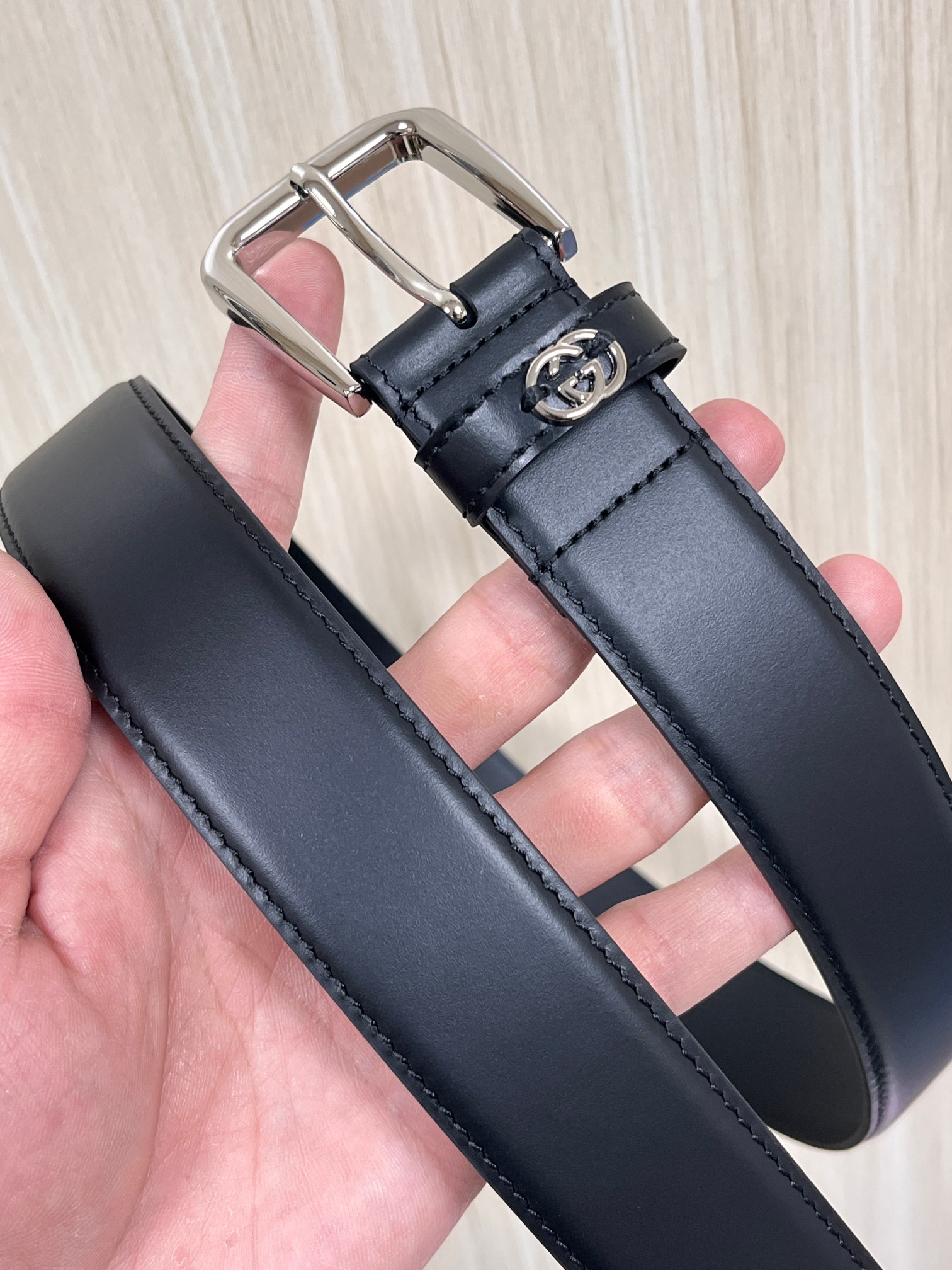 当季新款，中性色调精致牛皮革与方形搭扣完美合璧，不经意间散发商务正装风范。这款宽版腰带精选光面牛皮革制作